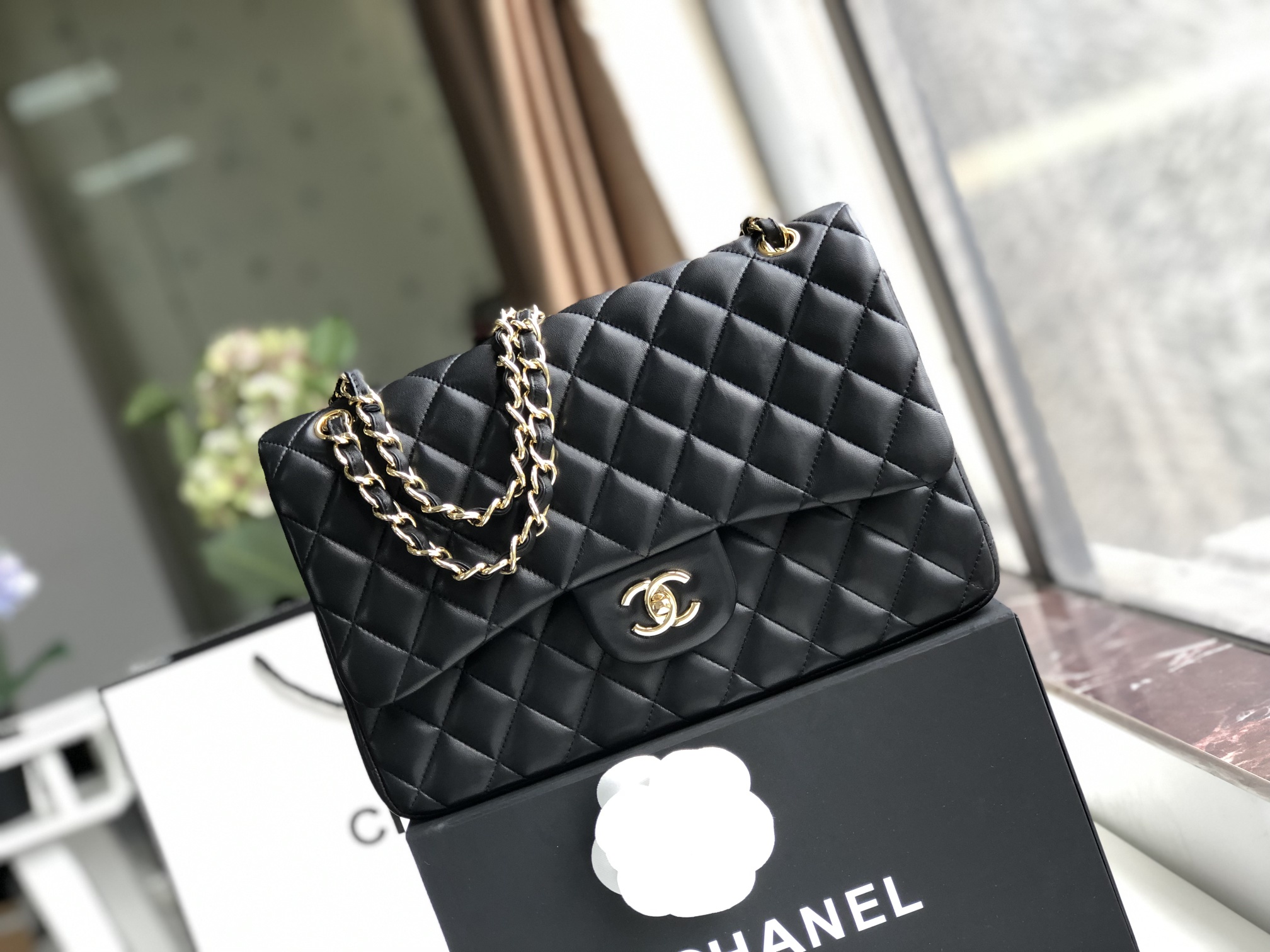 シャネル クラシックフラップ 2.55 チェーンショルダーバッグ 30cm ラムスキン ブラック ゴールド金具 詳細画像 1