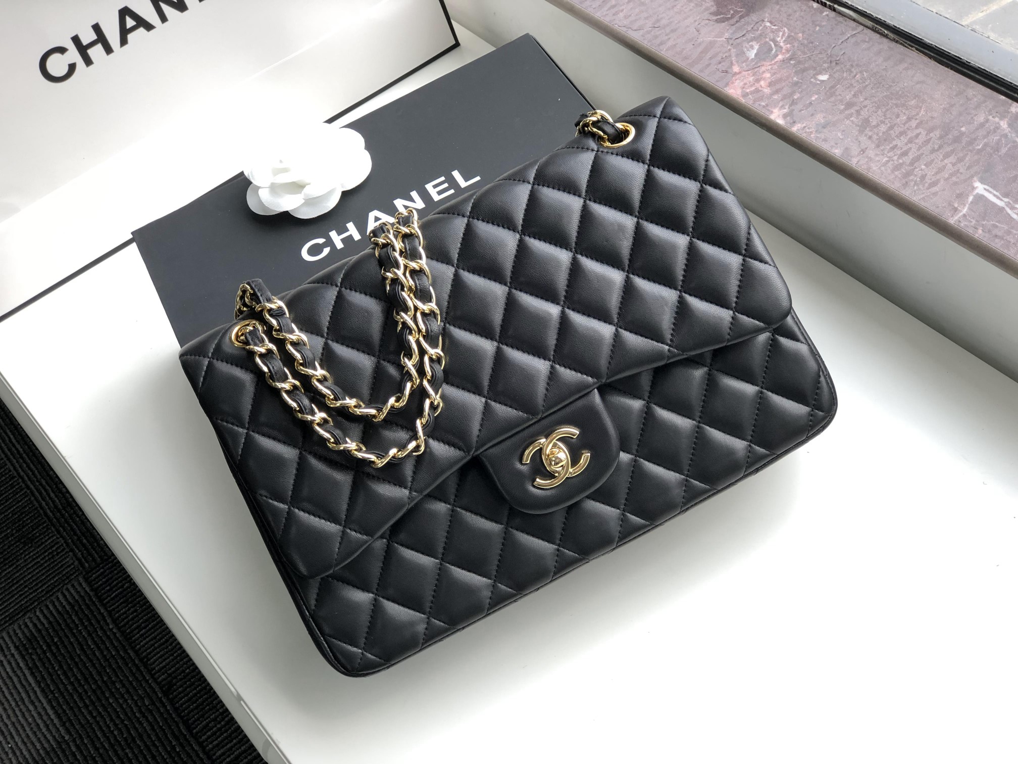 シャネル クラシックフラップ 2.55 チェーンショルダーバッグ 30cm ラムスキン ブラック ゴールド金具 詳細画像 2