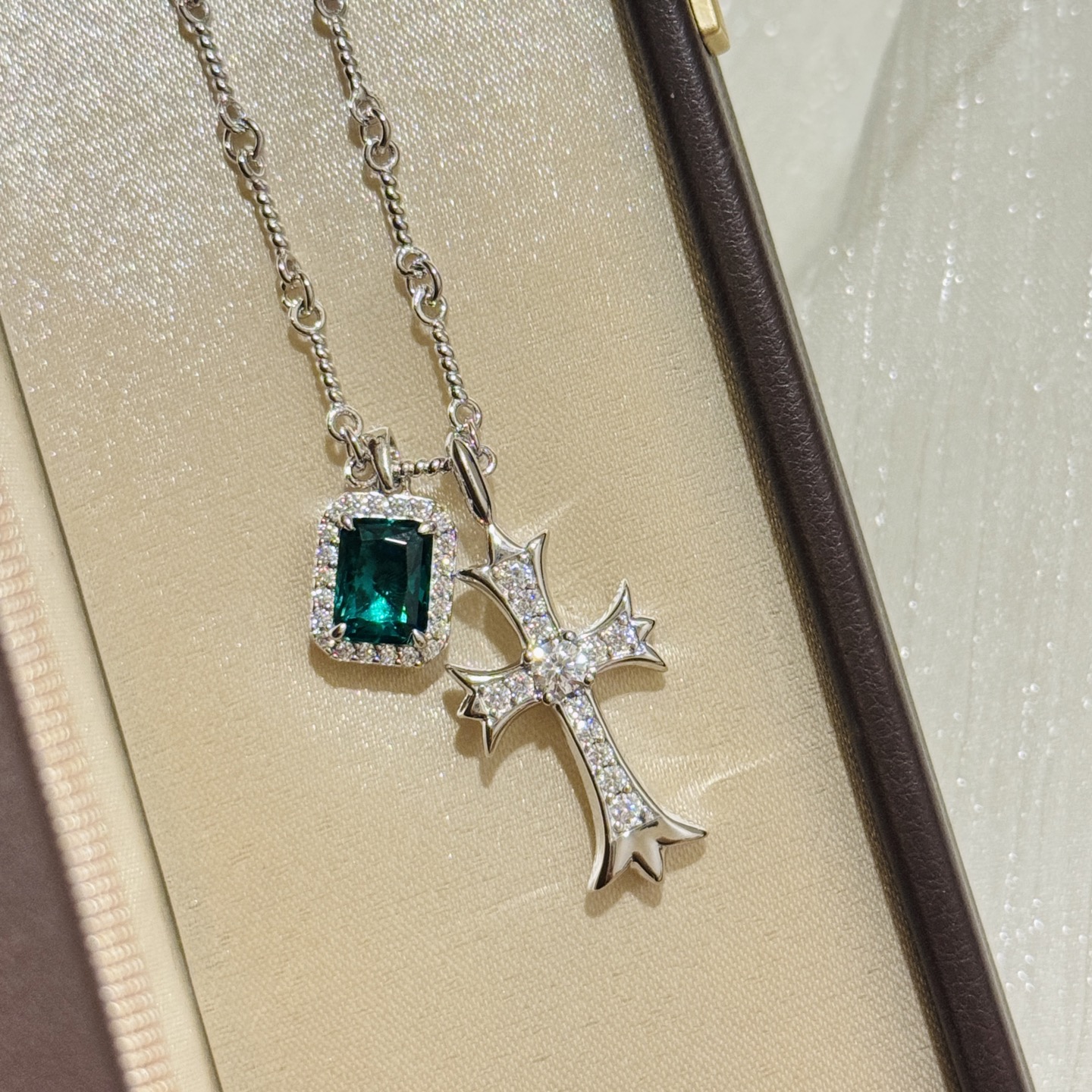 クロムハーツ エメラルドグリーン クロスペンダント ネックレス S925 スターリングシルバー 太めのツイストチェーン A3138 詳細画像 1