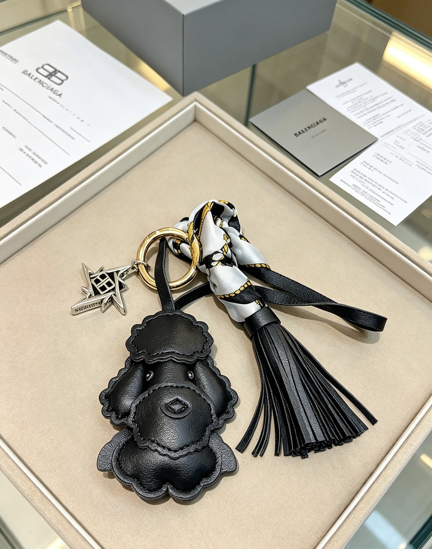 バレンシアガ プードル バッグチャーム キーホルダー タッセル スカーフ付き ブラック 詳細画像 1