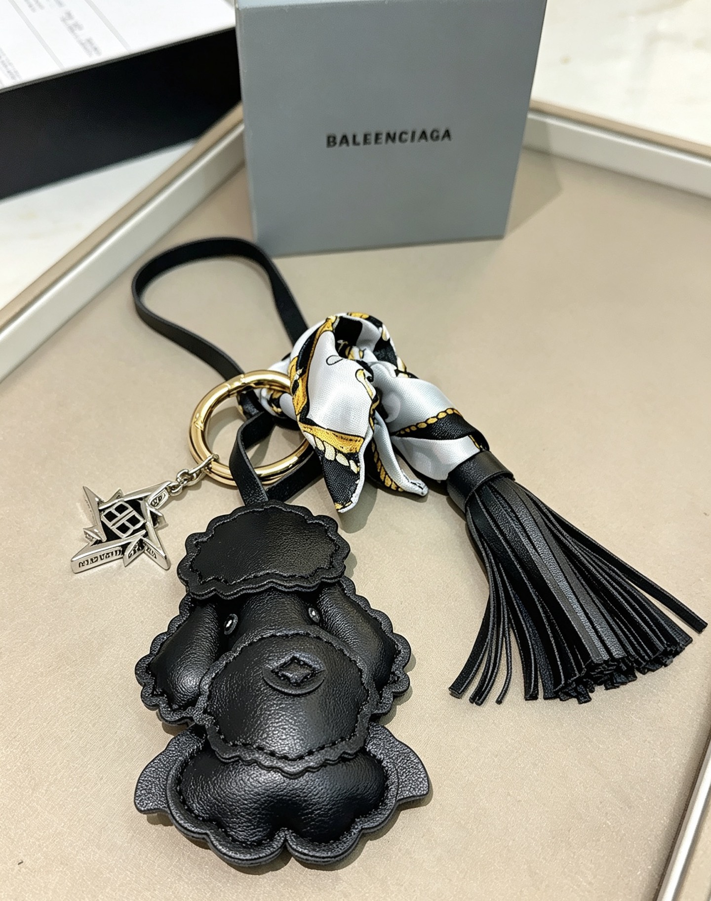 バレンシアガ プードル バッグチャーム キーホルダー タッセル スカーフ付き ブラック 詳細画像 2