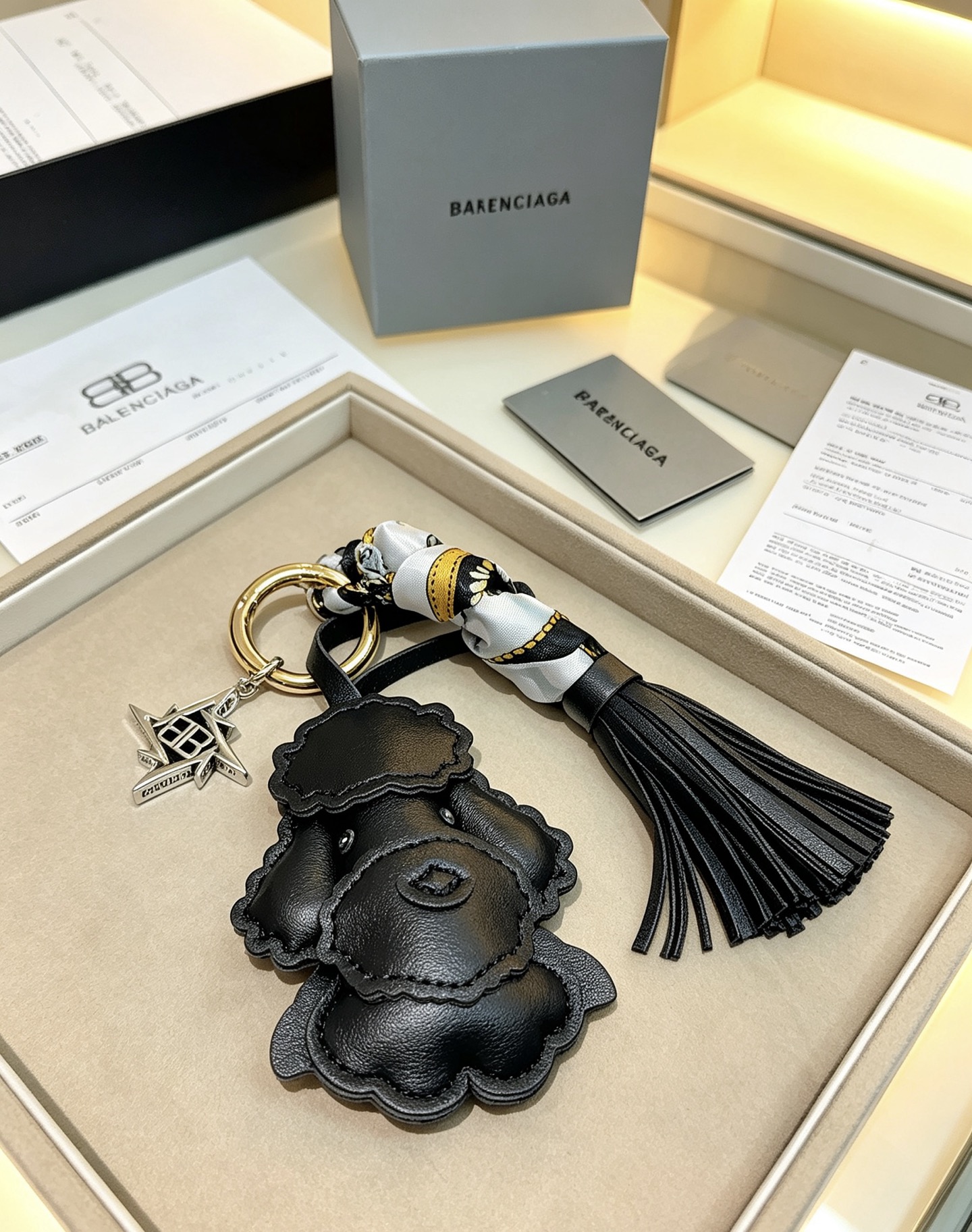 バレンシアガ プードル バッグチャーム キーホルダー タッセル スカーフ付き ブラック 詳細画像 3
