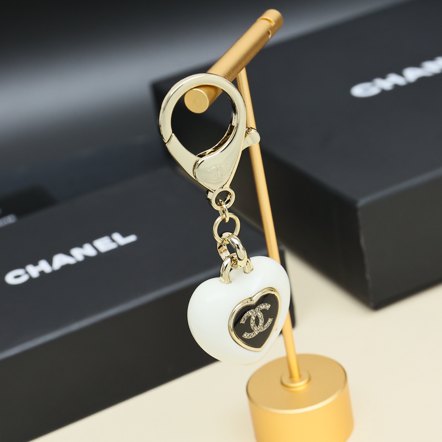 シャネル 25B 秋冬 ブラック ホワイト ハート キーリング バッグチャーム 詳細画像 3