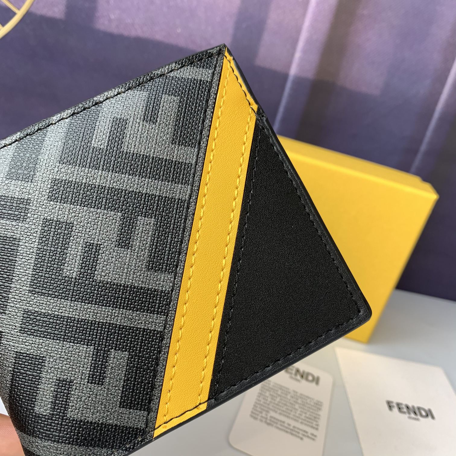 フェンディ 二つ折り財布 FFパターン ブラック イエロー 詳細画像 2