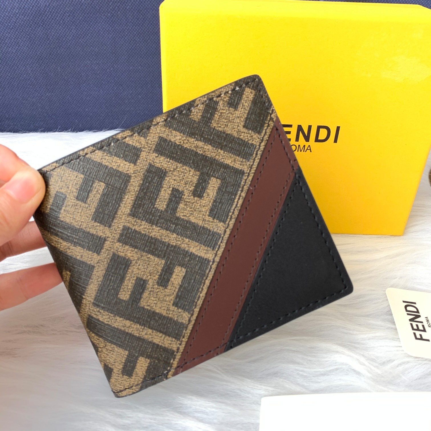 フェンディ FFパターン 二つ折り財布 ブラウン 詳細画像 2