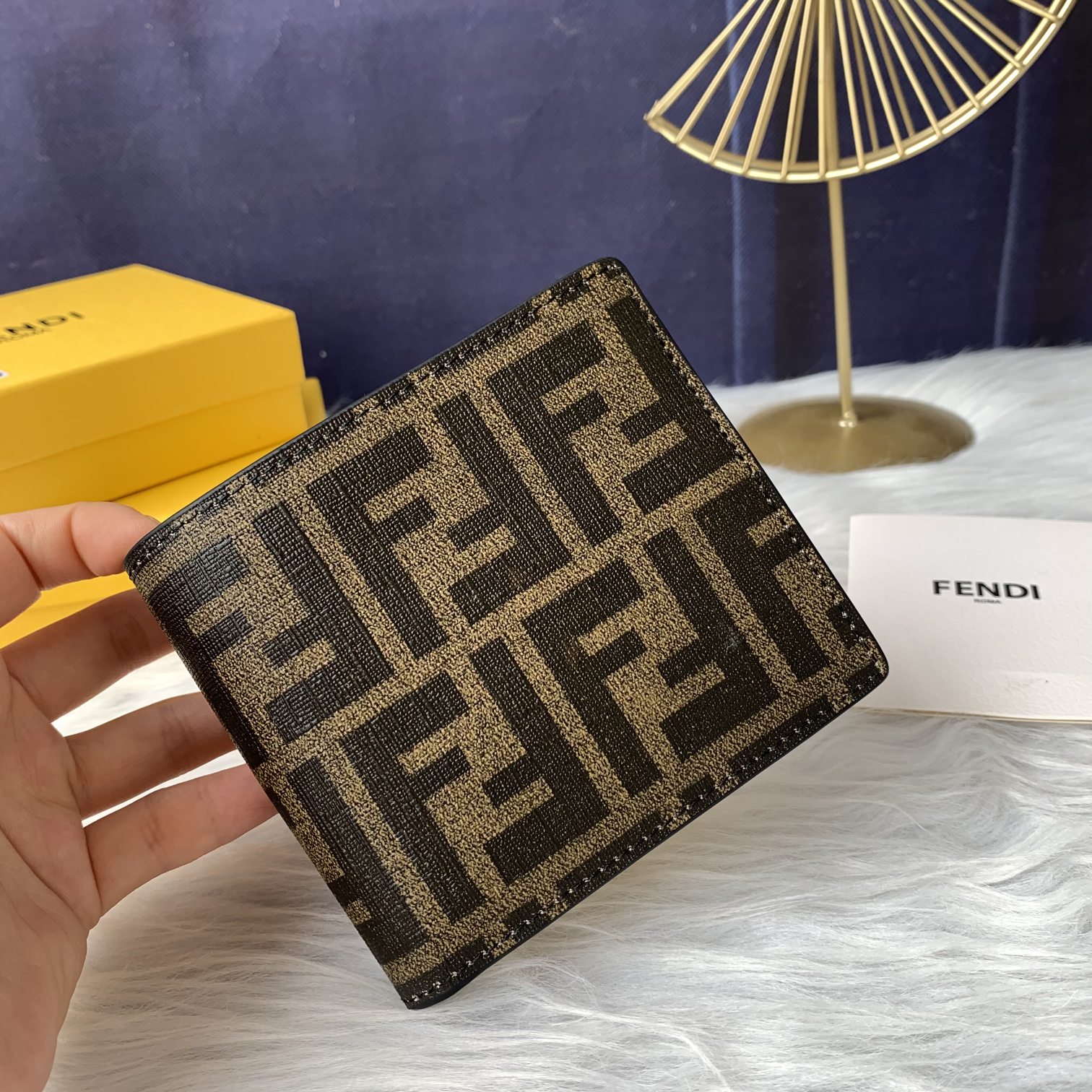 フェンディ FFパターン 二つ折り財布 ブラウン ブラックトリム イエローレザーライニング カードスロット8 詳細画像 2