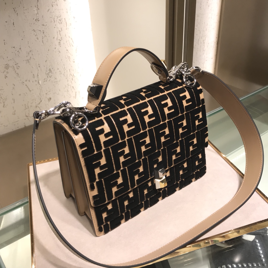 フェンディ フラップハンドバッグ 2WAY ショルダーストラップ FFパターン ブラウン ブラック 詳細画像 2