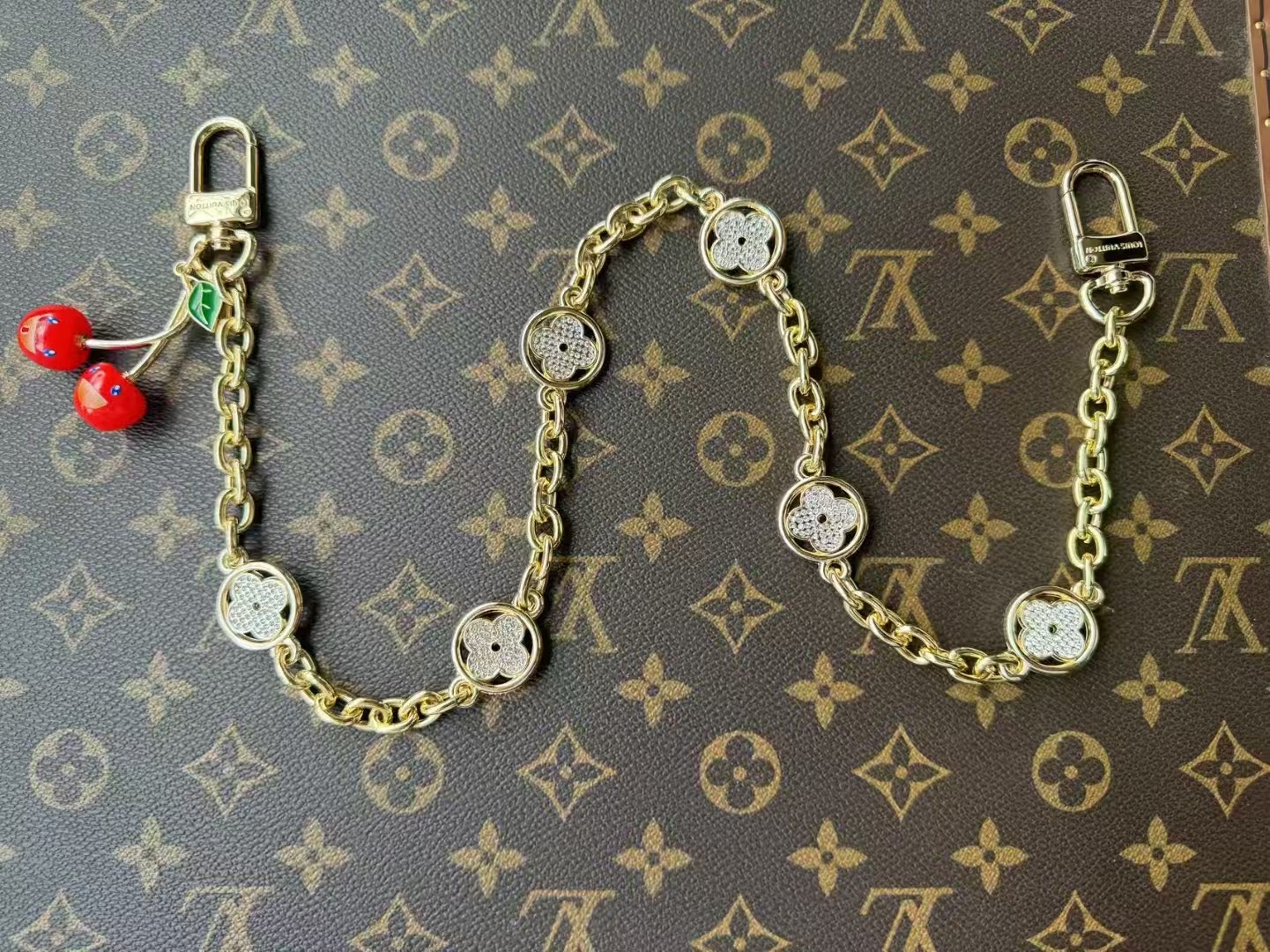 ルイ・ヴィトン LV x TM Cerise チェーン バッグチャーム ゴールド 詳細画像 1