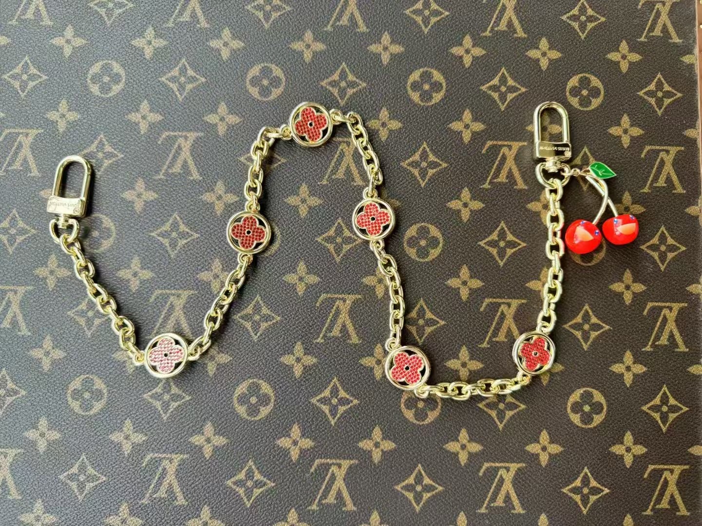 ルイ・ヴィトン LV x TM Cerise チェーン バッグチャーム ゴールド 詳細画像 2
