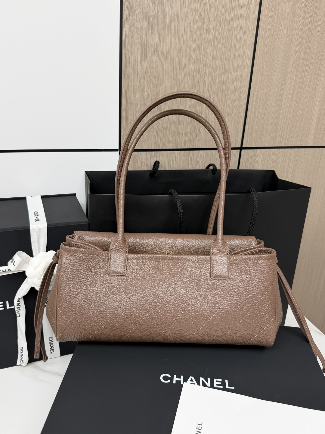 シャネル シボ加工レザー ボウリングハンドバッグ キルティング 小さなゴールド金具 ダブルC フラップ 詳細画像 2