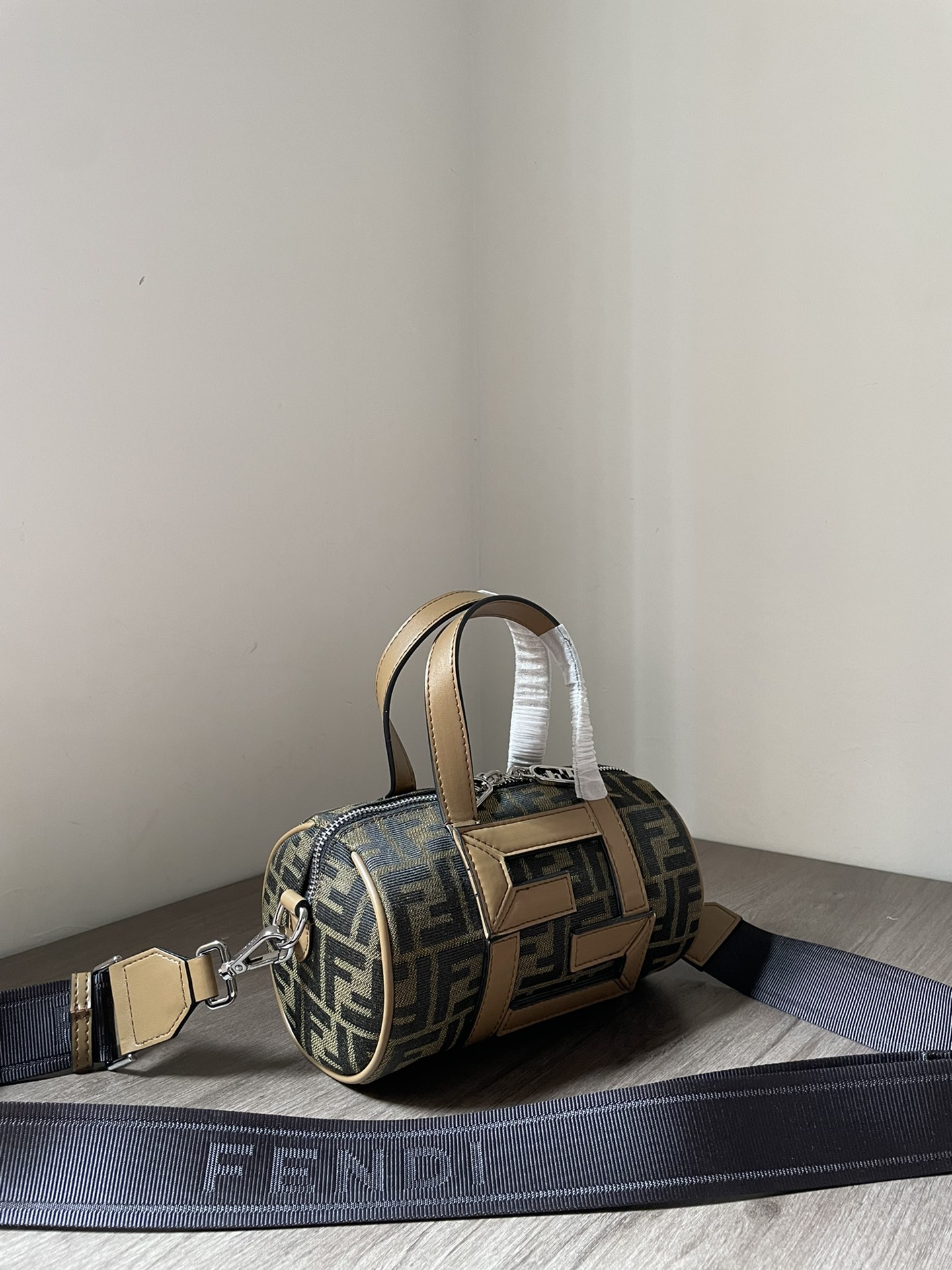 フェンディ FF ロゴ バレルバッグ ブラウン ベージュ 詳細画像 2