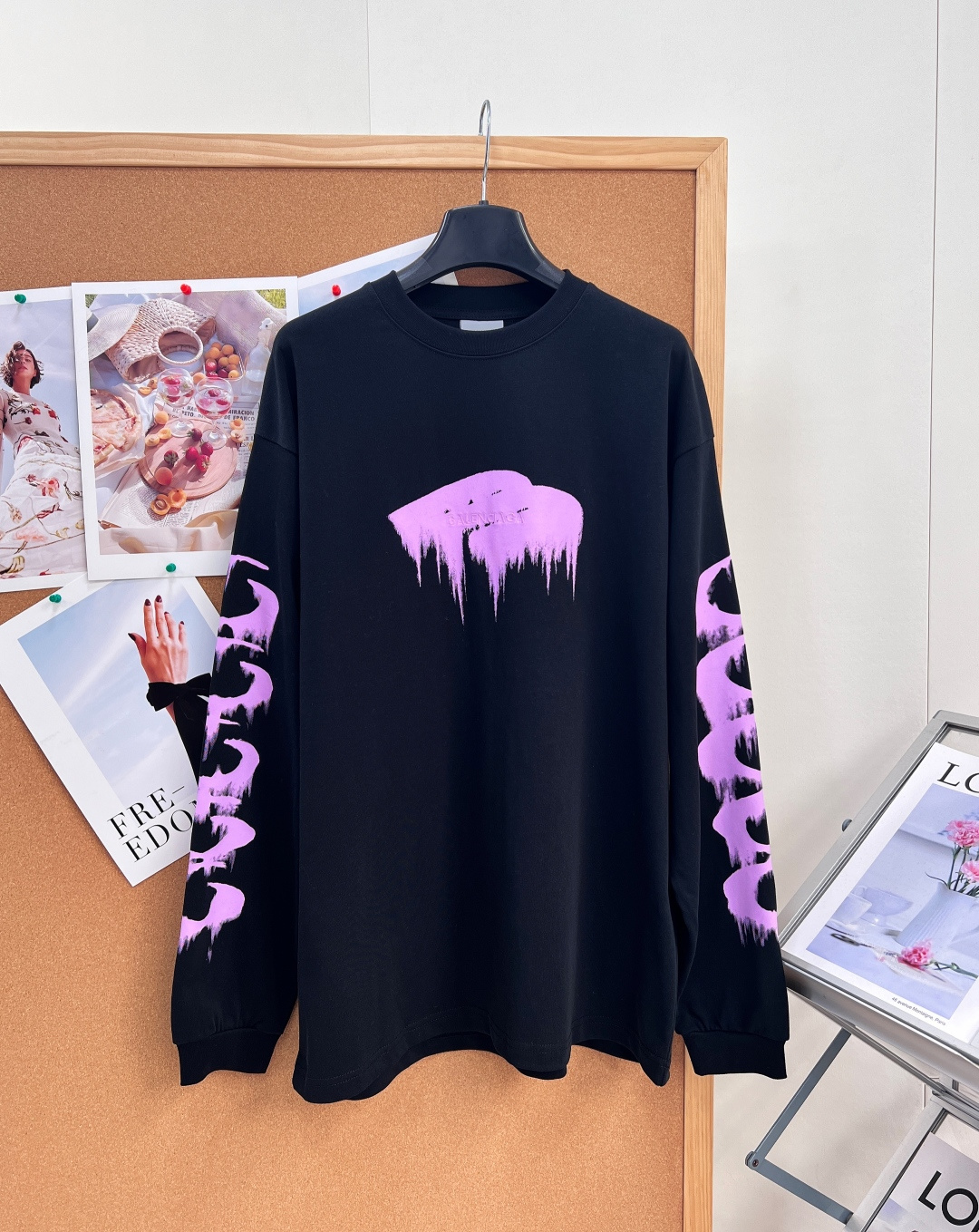 バレンシアガ ピンクグラフィック プリント 長袖Tシャツ ブラック 詳細画像 1