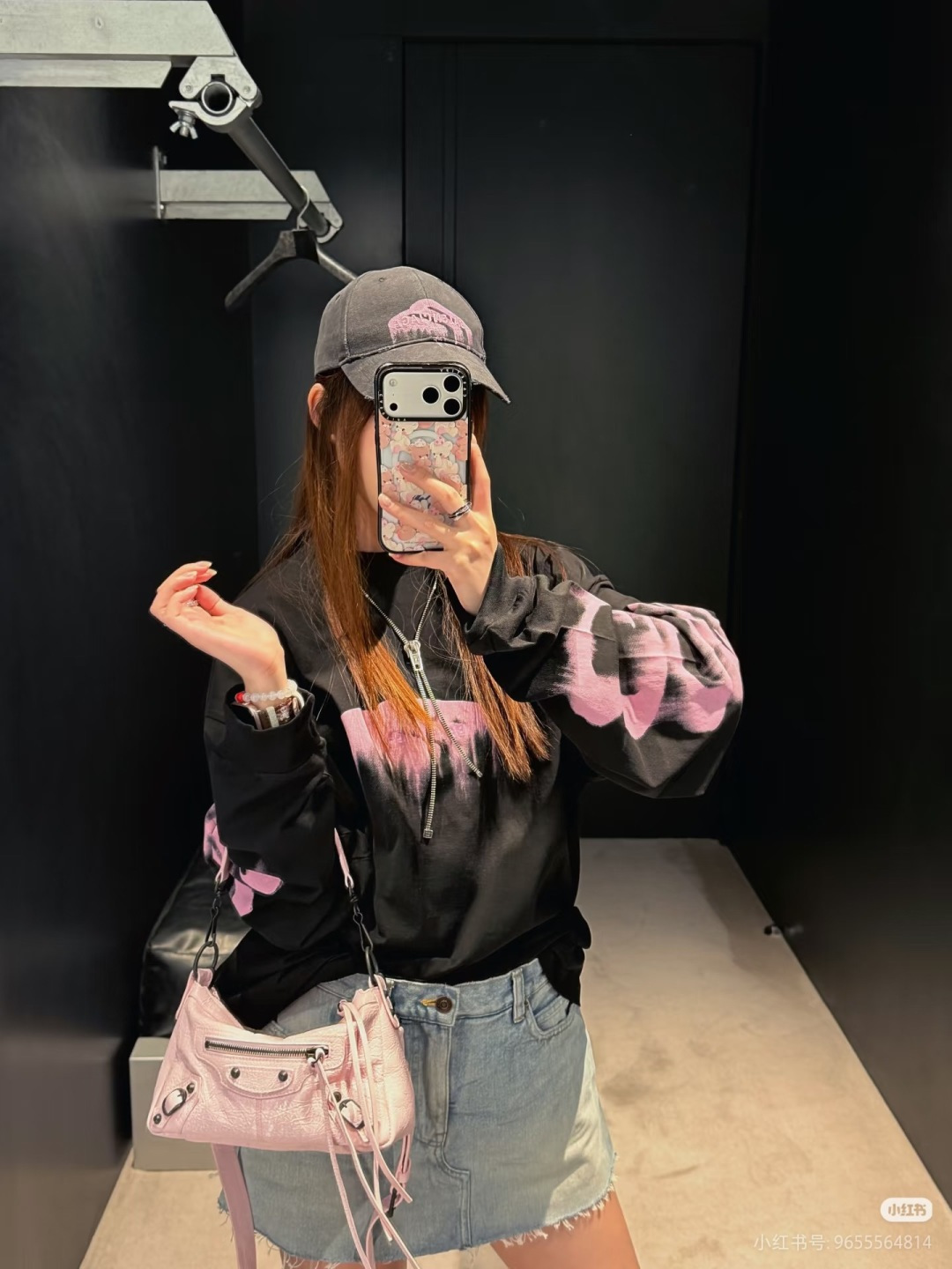 バレンシアガ ピンクグラフィック プリント 長袖Tシャツ ブラック 詳細画像 3