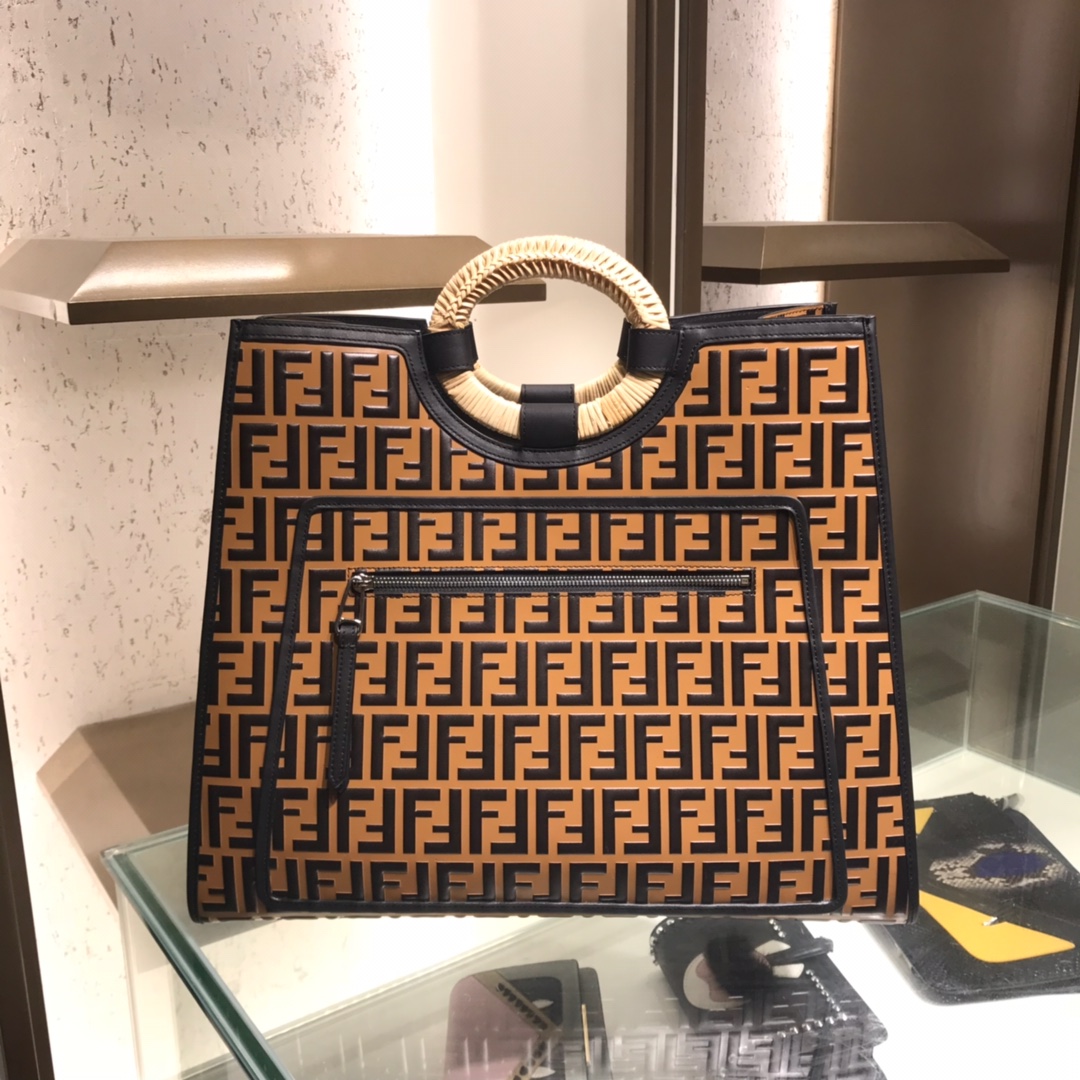 フェンディ Runaway Shopping ラージ トートバッグ タバコ 詳細画像 1
