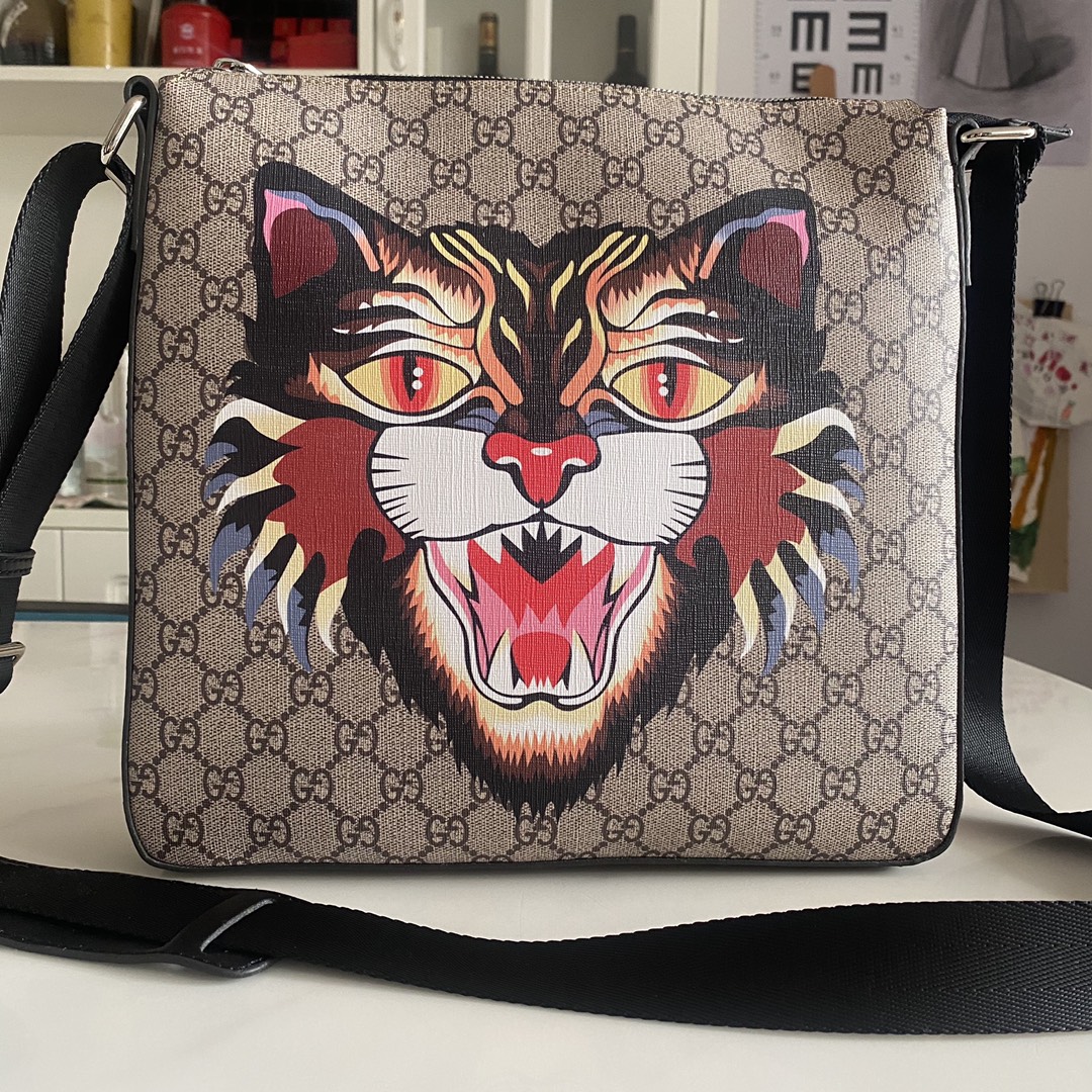 グッチ 牛革エンボス メンズ クロスボディバッグ タイガー 詳細画像 1