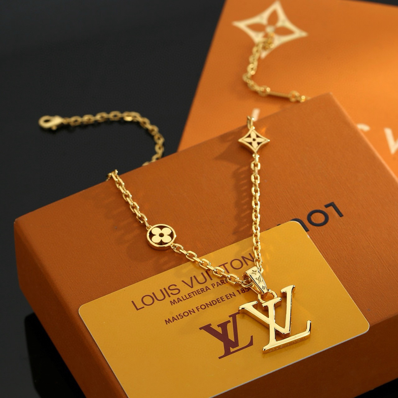 ルイ・ヴィトン LV ペンダントネックレス ゴールド 詳細画像 2