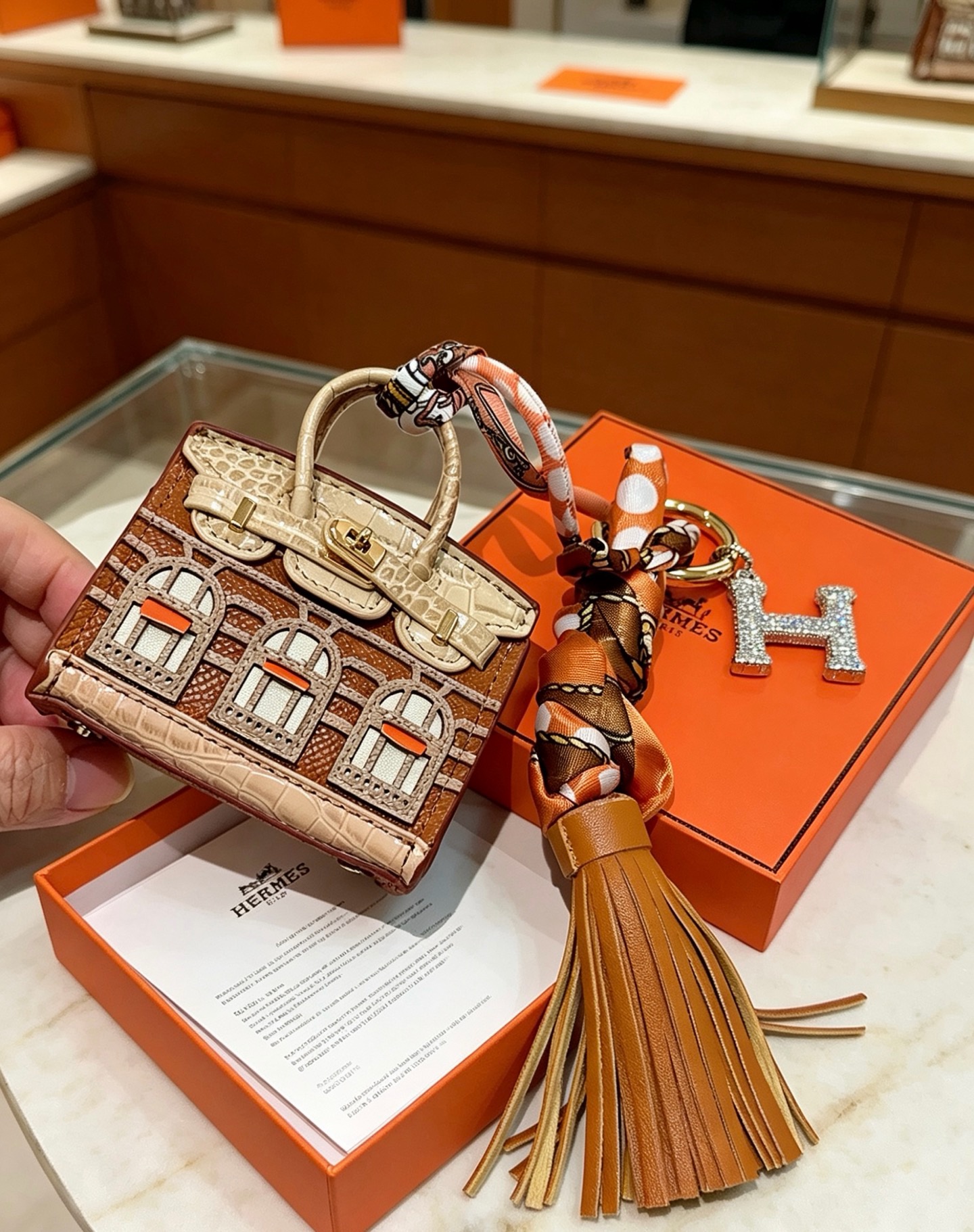 エルメス ミニバッグチャーム キーリング スカーフ タッセル付き ブラウン オレンジ クリーム 詳細画像 3