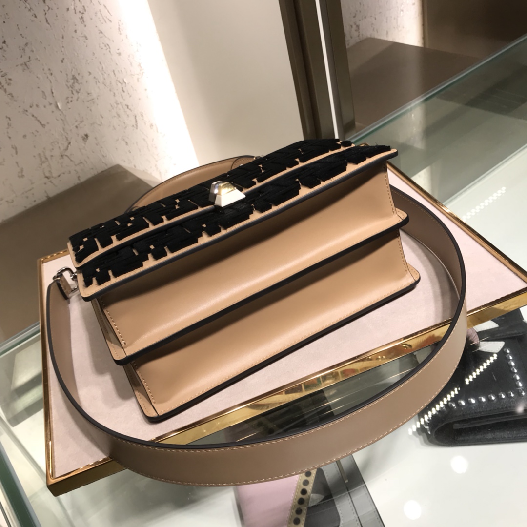 フェンディ FFモチーフ フラップ ハンドバッグ 2WAY ショルダーバッグ ブラウン 詳細画像 3