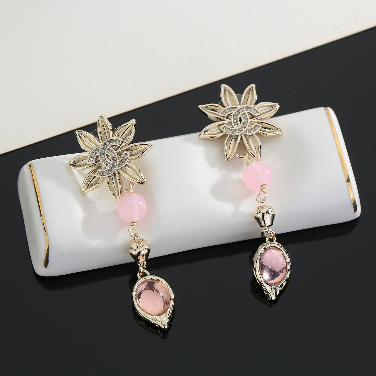シャネル サンフラワー ダブルC レジン スタッドピアス ゴールド 詳細画像 2