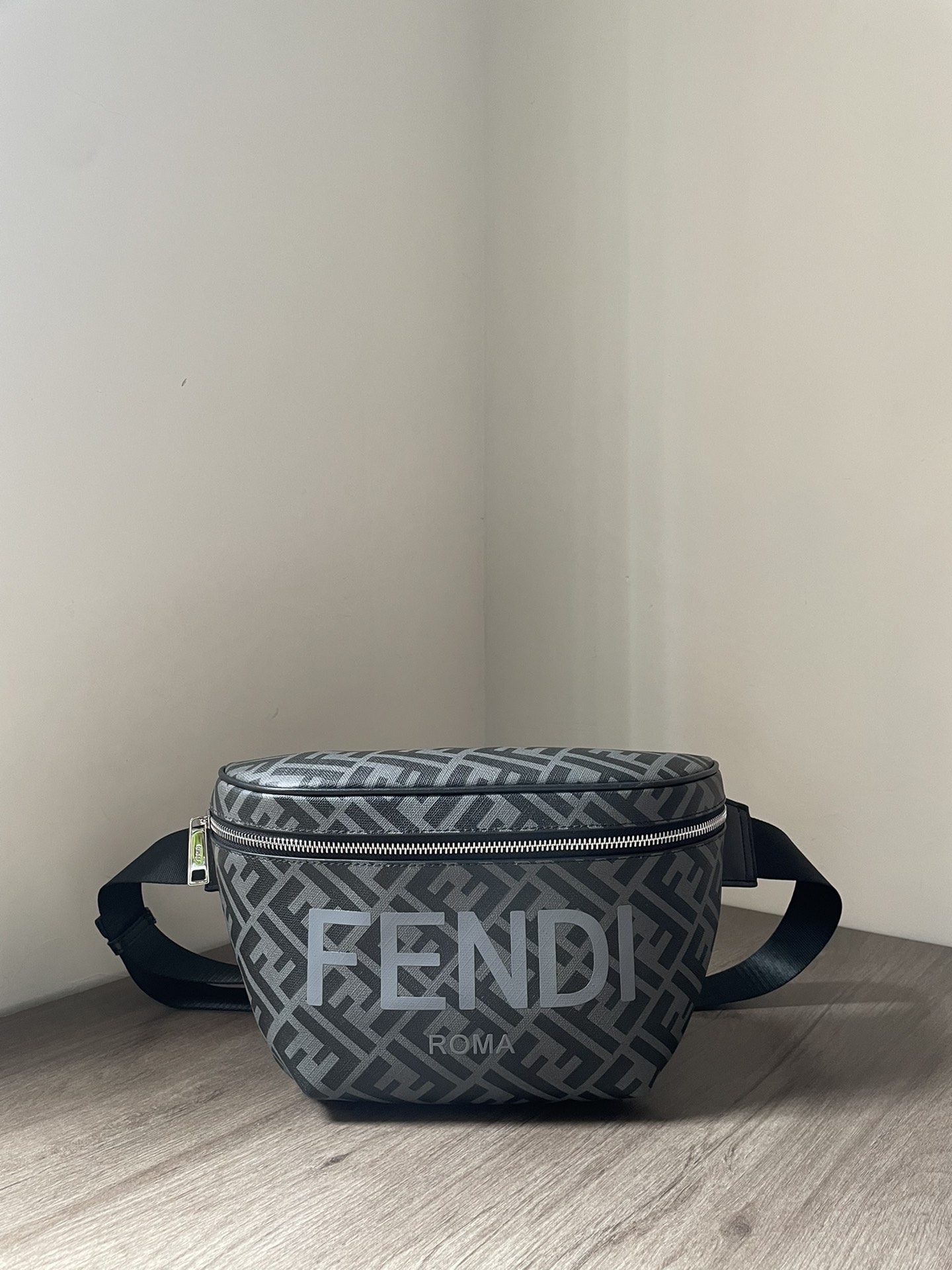 フェンディ FFロゴ ベルトバッグ チェストバッグ グレー 詳細画像 1