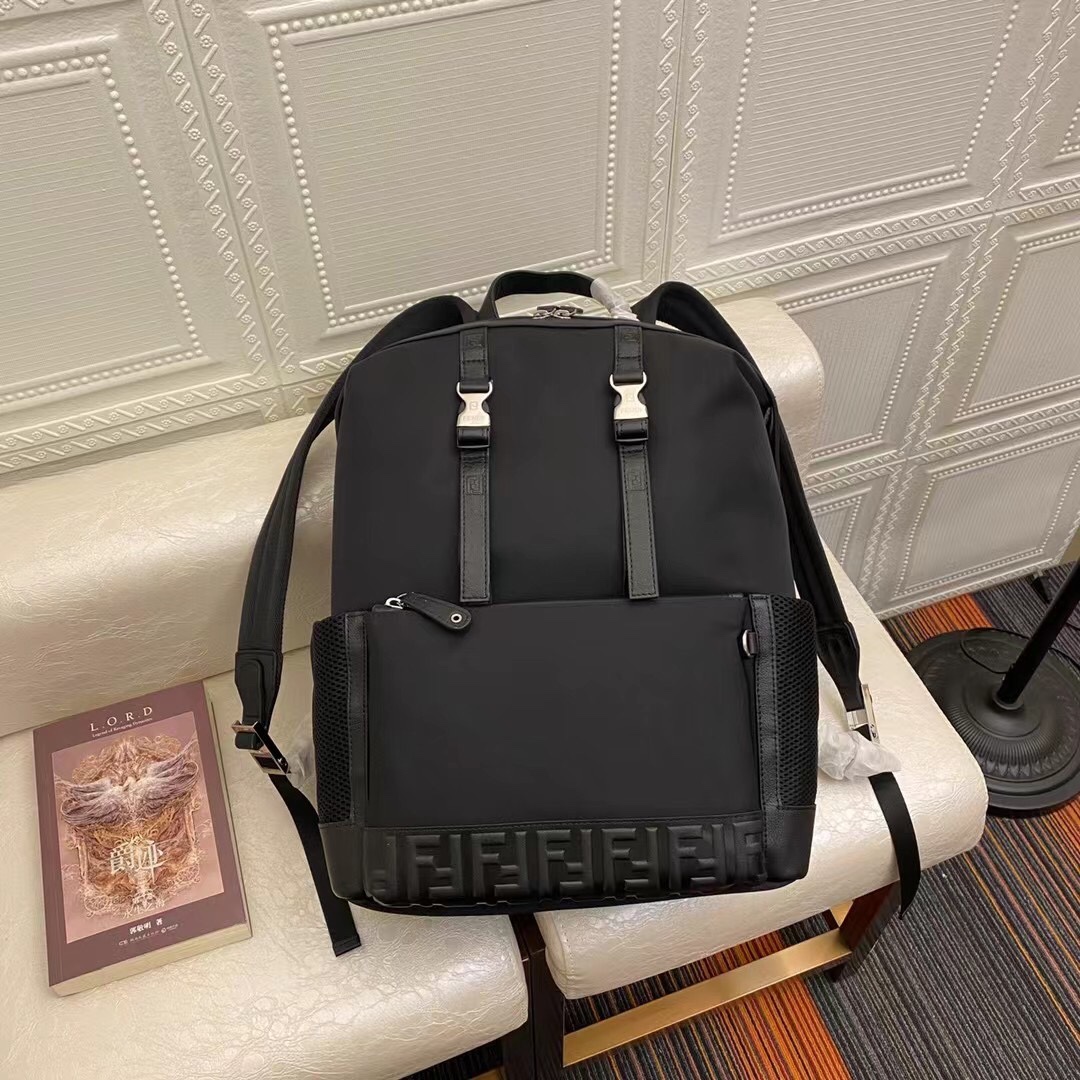 フェンディ メンズ レザートリム 防水バックパック ブラック 詳細画像 2