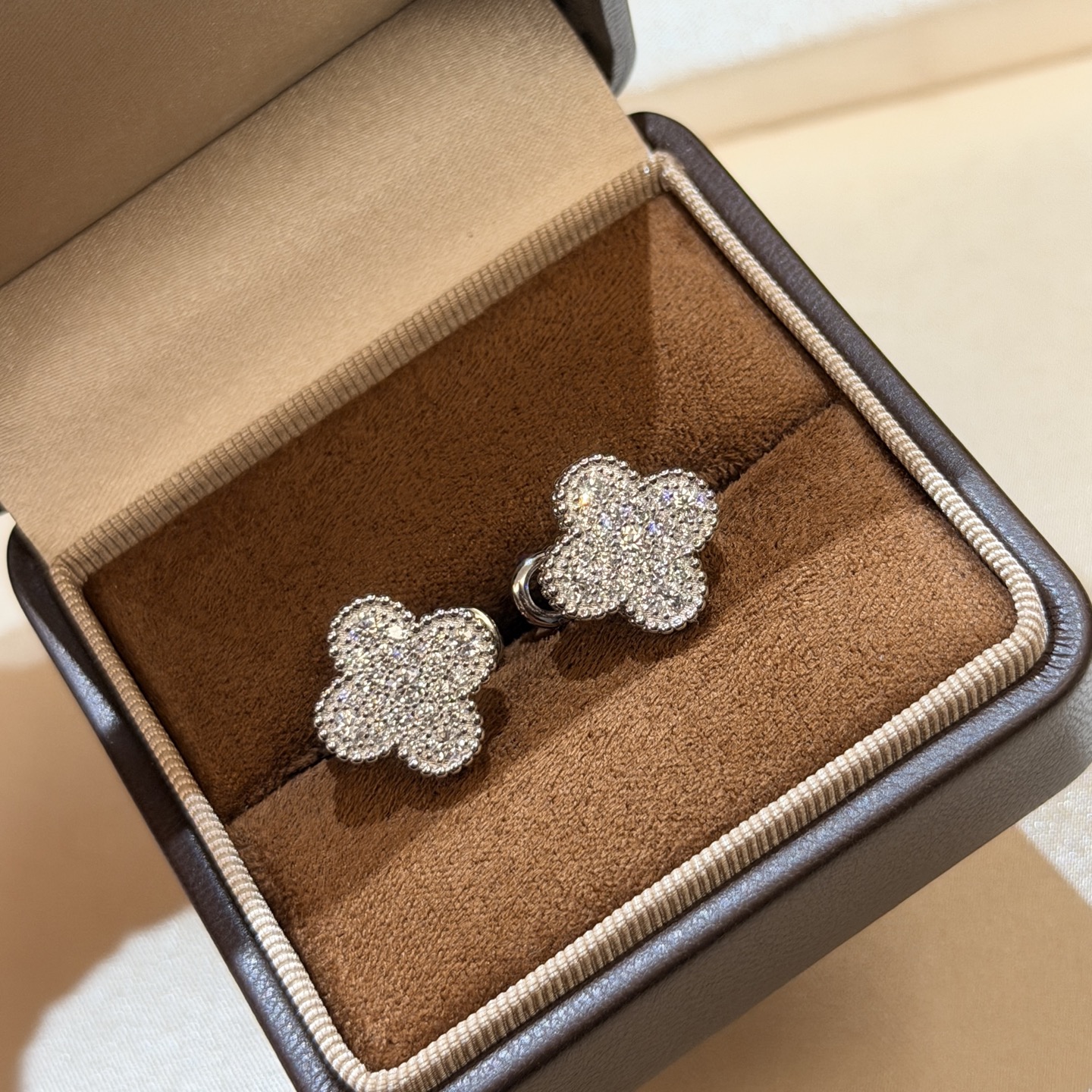 四つ葉クローバー フルラインストーン イヤーカフ シルバー 詳細画像 1