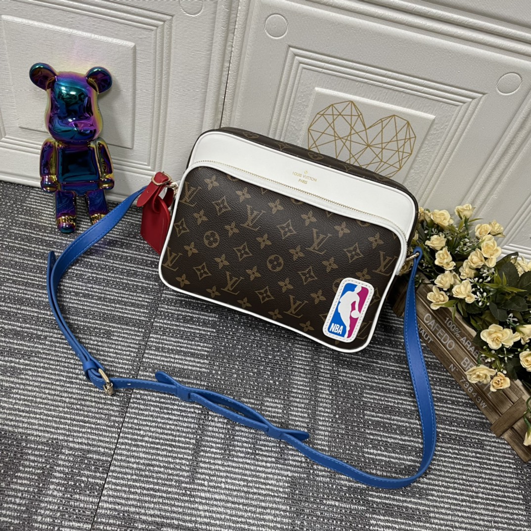 ルイ・ヴィトン NBA ニル スリム メッセンジャーバッグ モノグラム ブラウン ホワイト 詳細画像 1