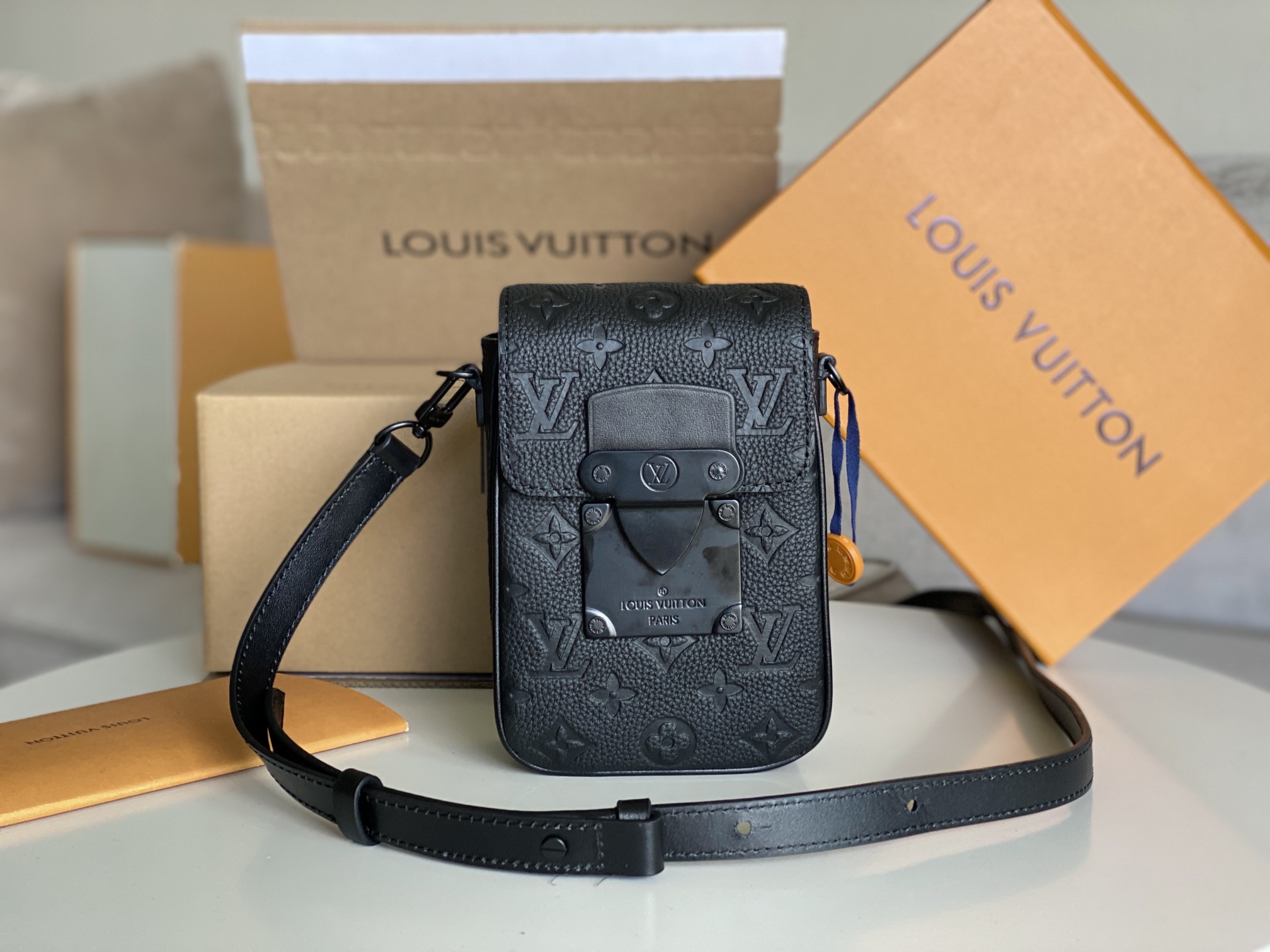 ルイ・ヴィトン S-Lock Vertical Wearable ウォレット ブラック エンボス 詳細画像 1