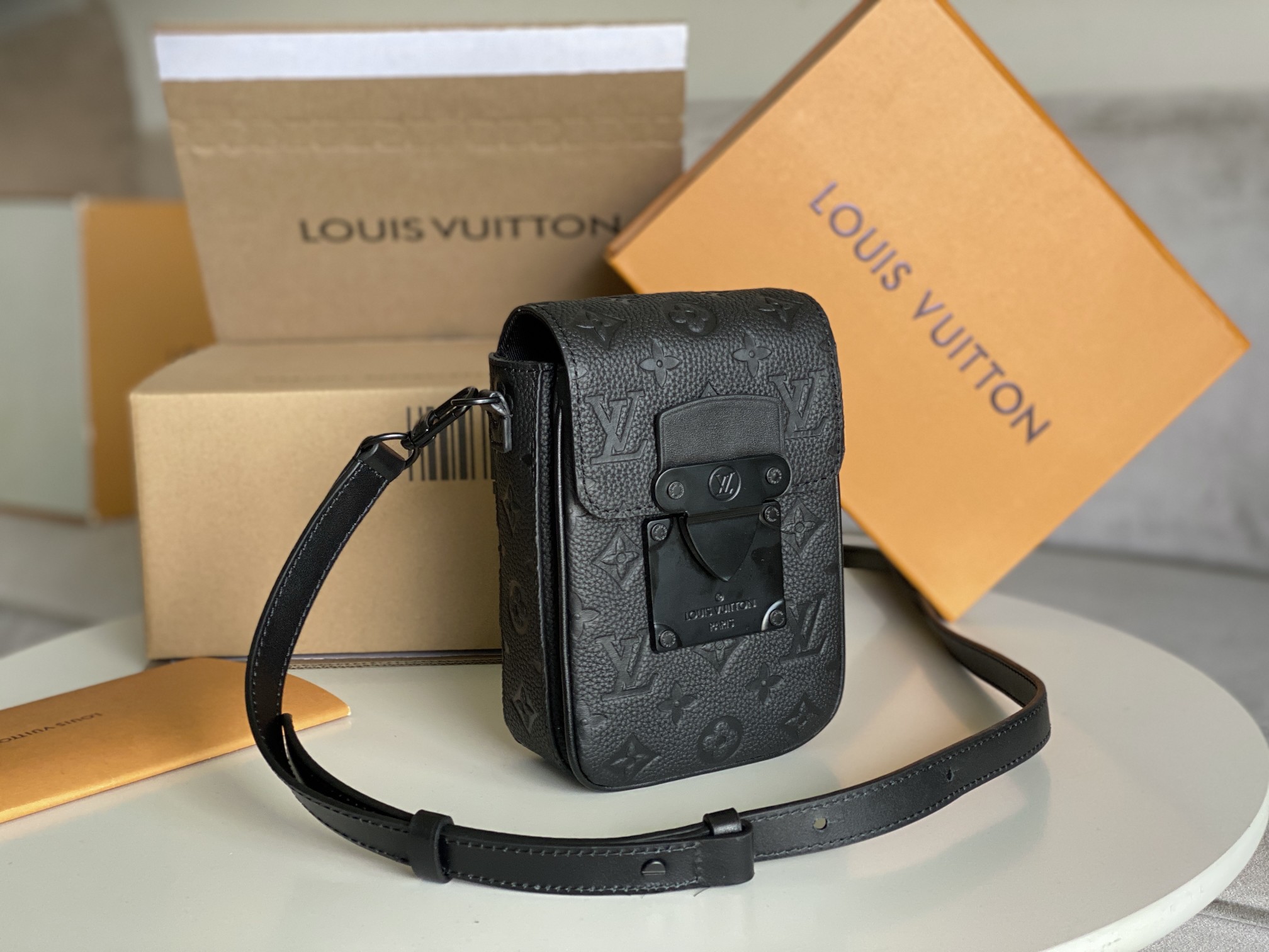 ルイ・ヴィトン S-Lock Vertical Wearable ウォレット ブラック エンボス 詳細画像 2