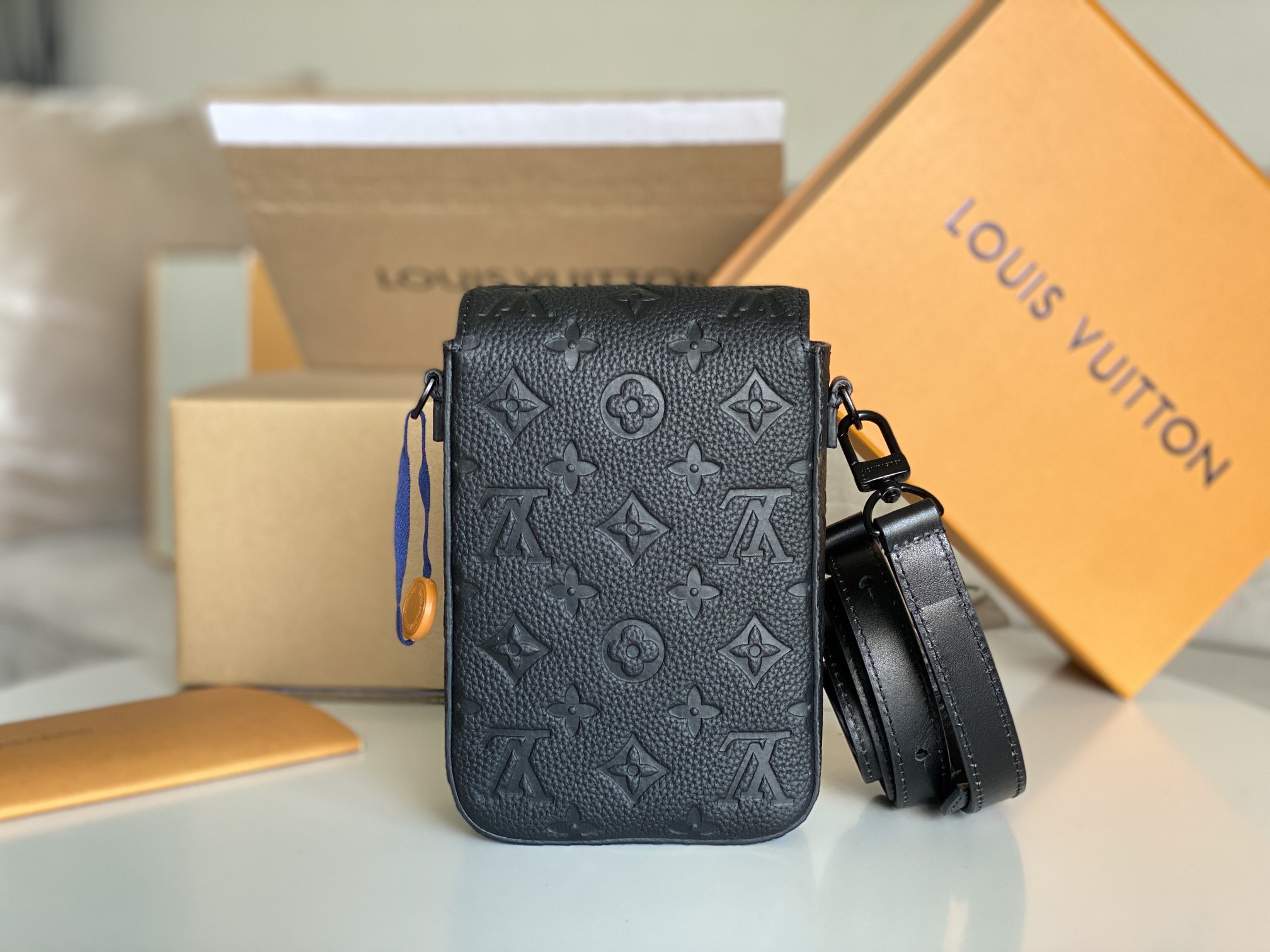 ルイ・ヴィトン S-Lock Vertical Wearable ウォレット ブラック エンボス 詳細画像 3
