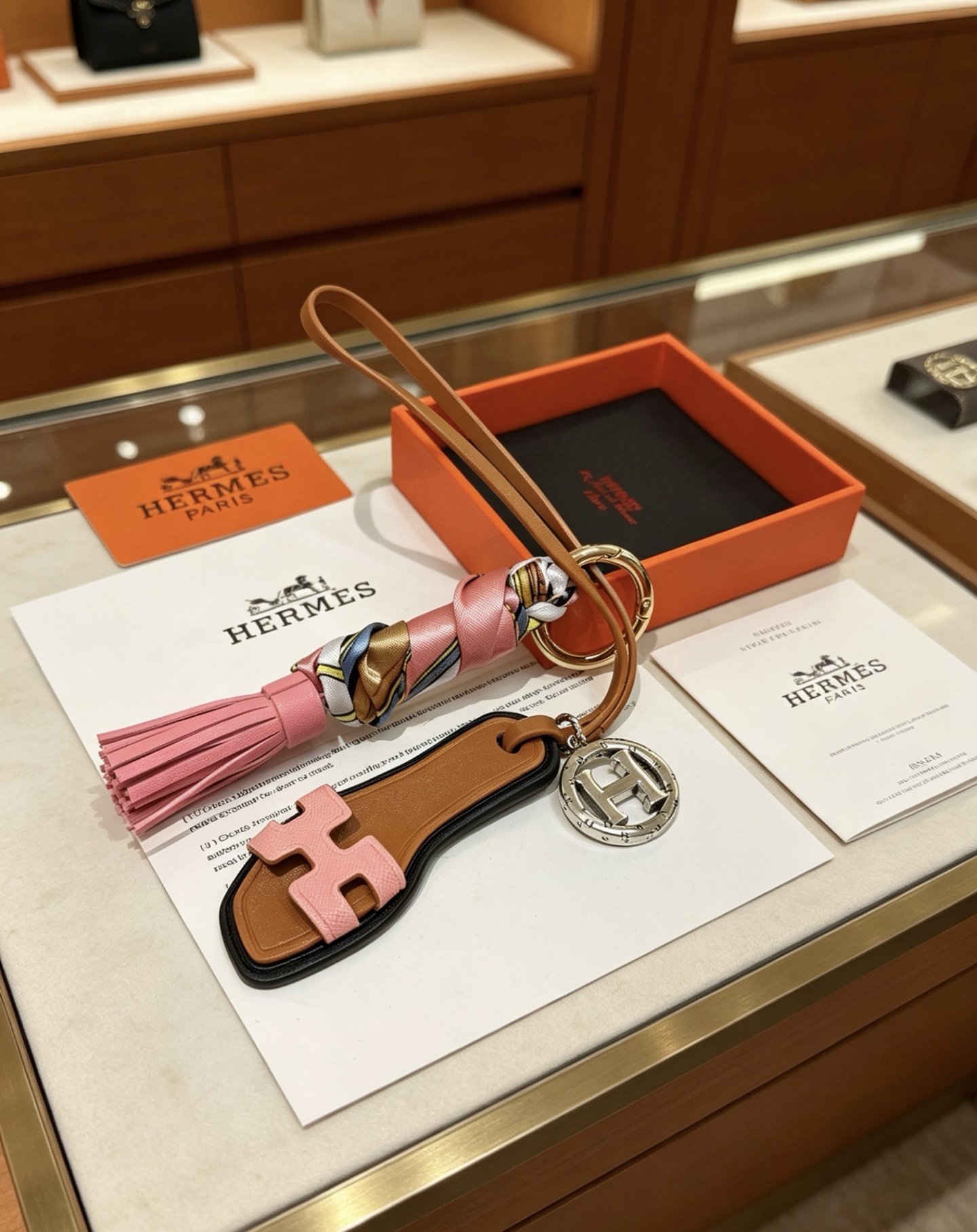 エルメス オラン サンダル チャーム キーホルダー ツイリースカーフ タッセル付き ブラウン ピンク 詳細画像 1