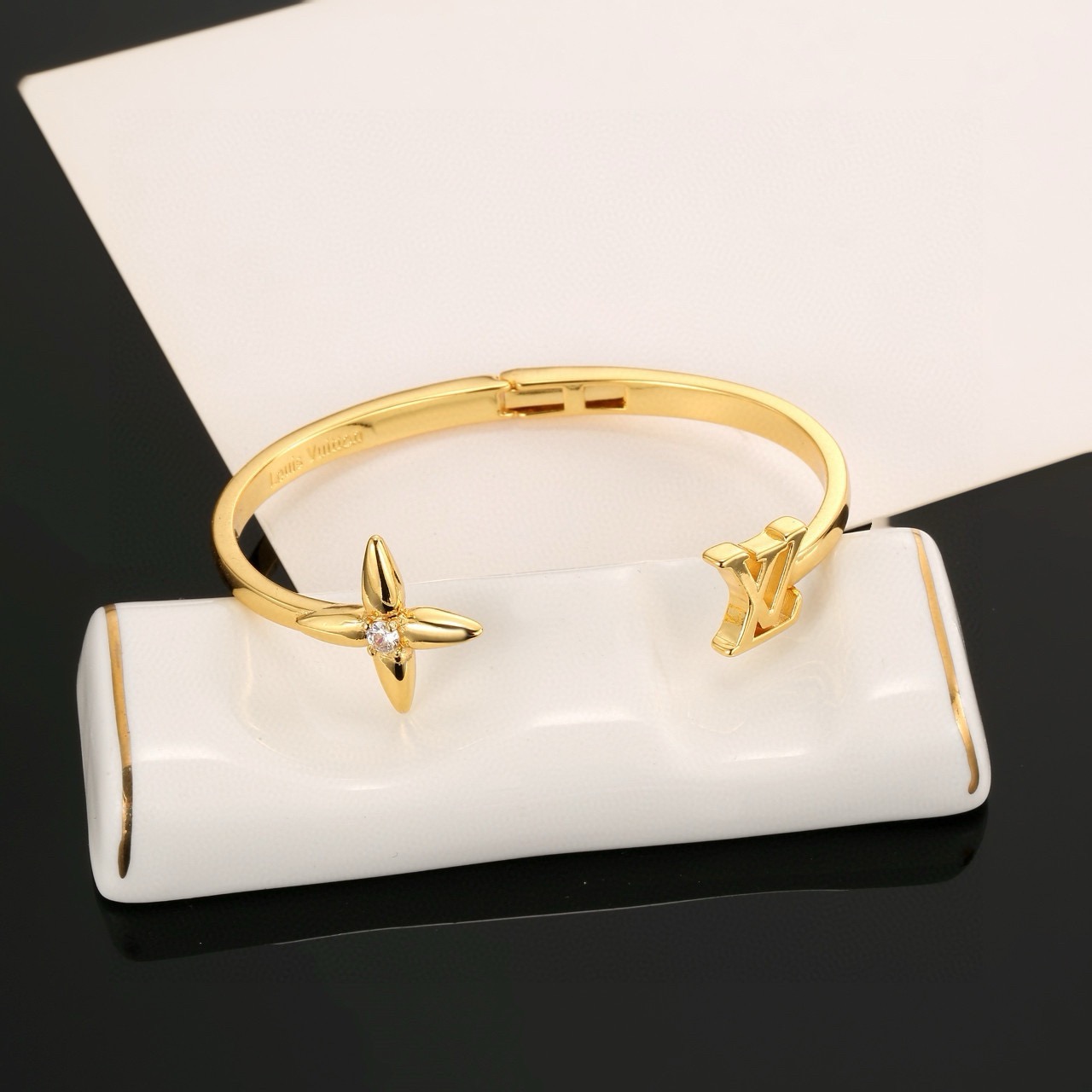 ルイ・ヴィトン LV Twig フラワーモチーフ バングル ゴールド 詳細画像 1