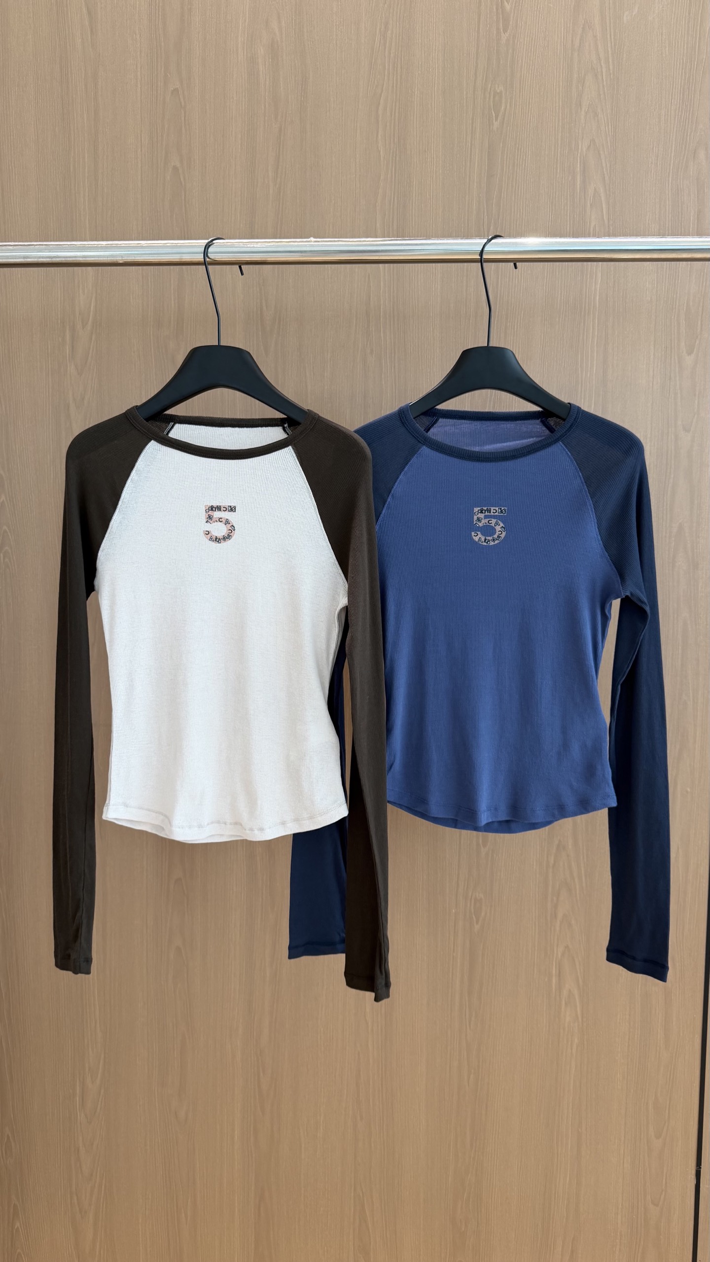 配色ラグランスリーブ プリント長袖Tシャツ ブルー／ブラウン 詳細画像 1