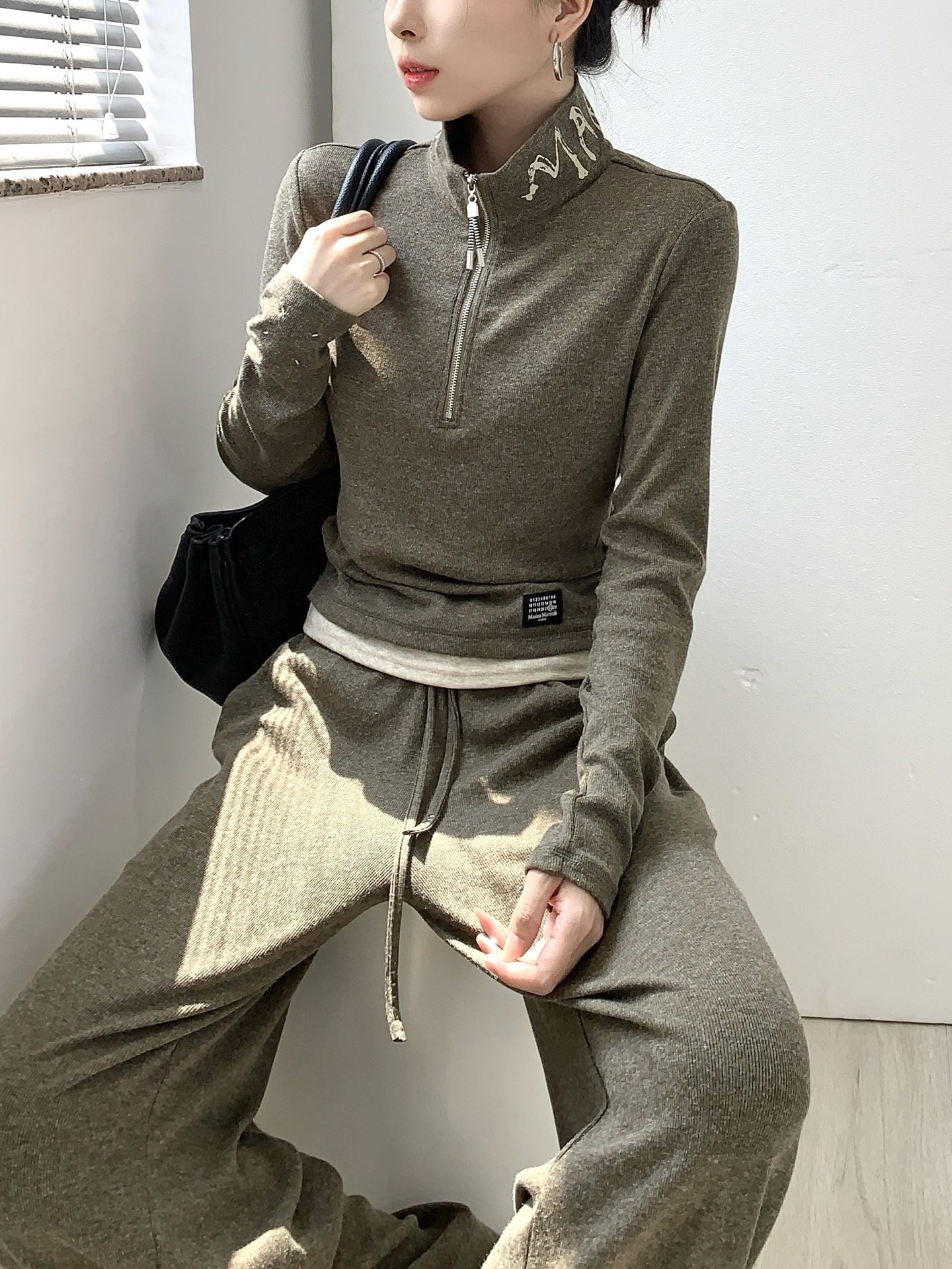 レイヤード風ハーフジップトップス&パンツセット ダークグレー/ブラウングリーン