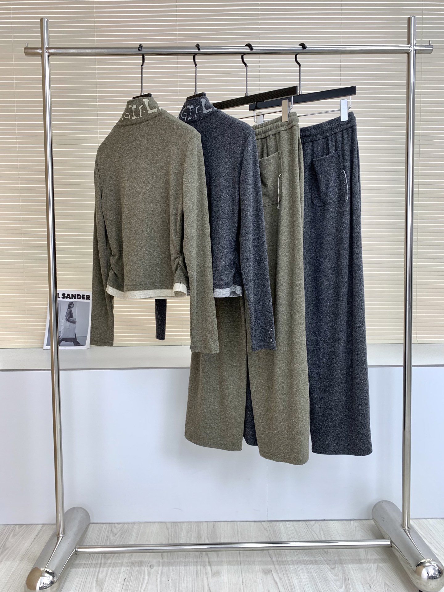 レイヤード風ハーフジップトップス&パンツセット ダークグレー/ブラウングリーン 詳細画像 2