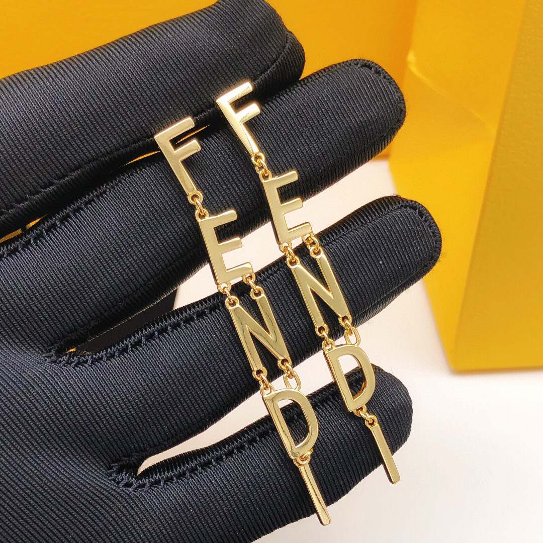 フェンディ タッセル レターロゴ ピアス ゴールド 詳細画像 1