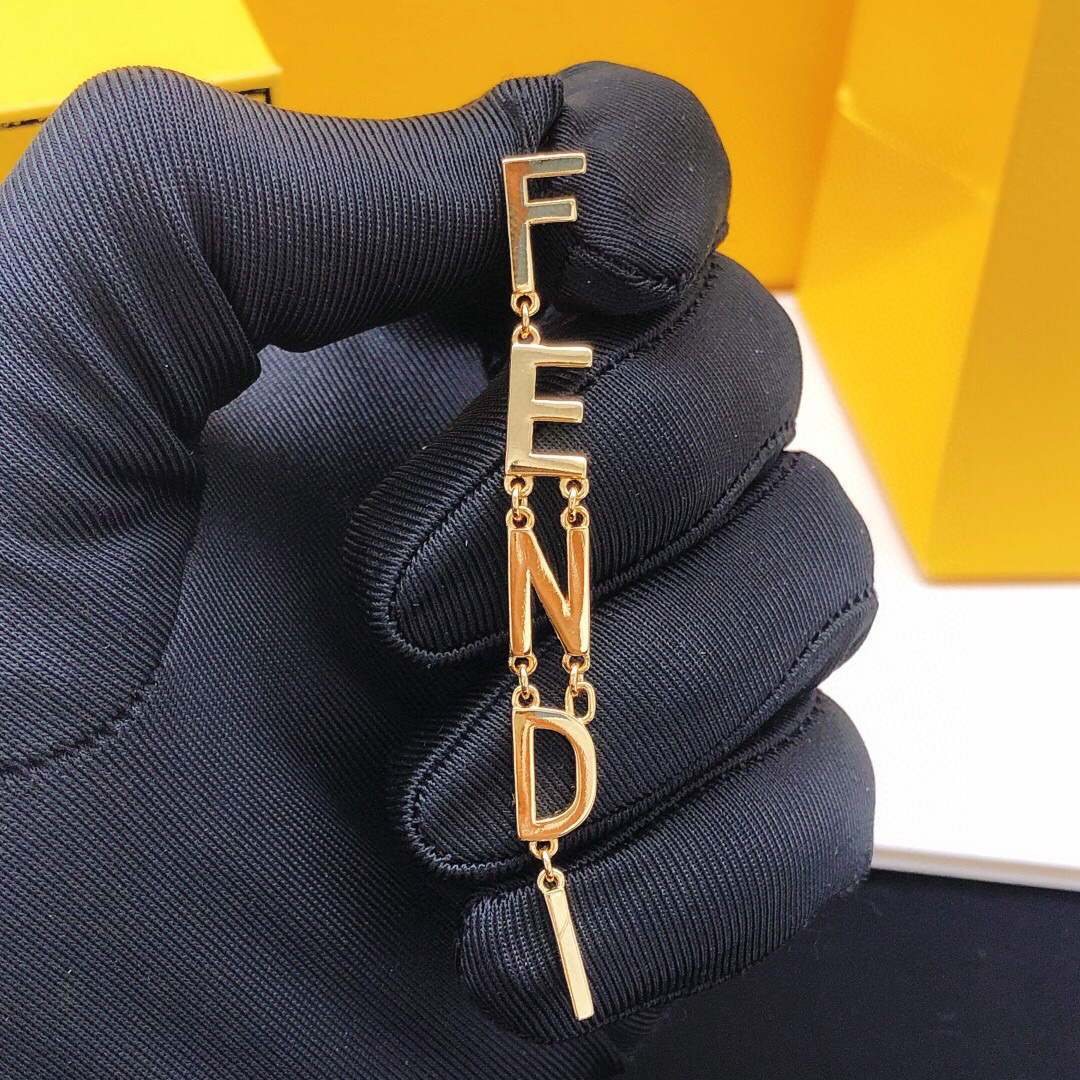 フェンディ タッセル レターロゴ ピアス ゴールド 詳細画像 2
