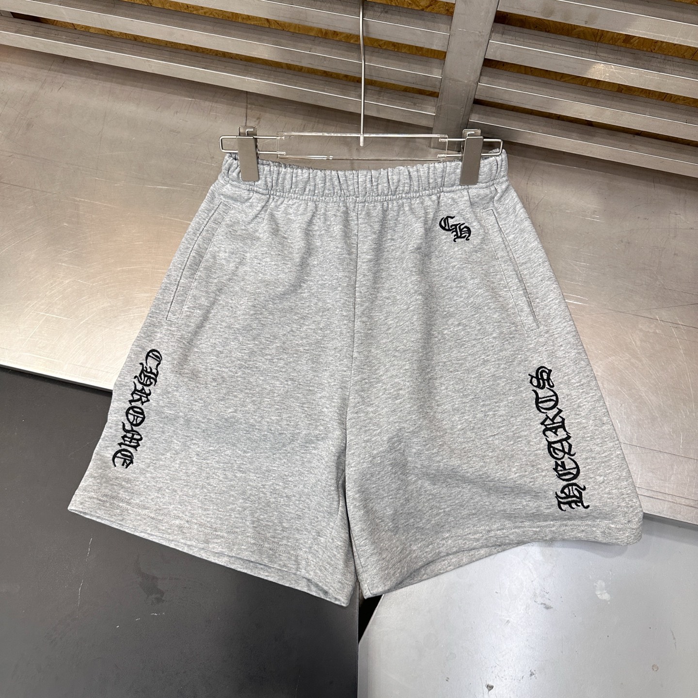 クロムハーツ 刺繍 カジュアルショートパンツ グレー 詳細画像 3