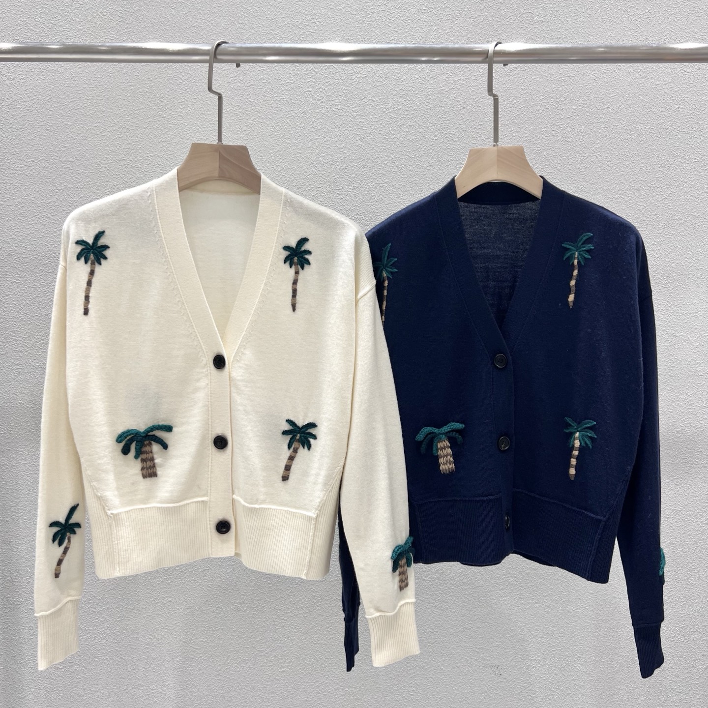ココナッツツリー刺繍 Vネック ウールカーディガン ホワイト ネイビー 詳細画像 1