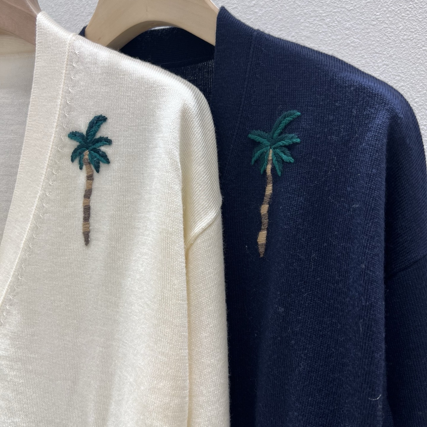 ココナッツツリー刺繍 Vネック ウールカーディガン ホワイト ネイビー 詳細画像 3