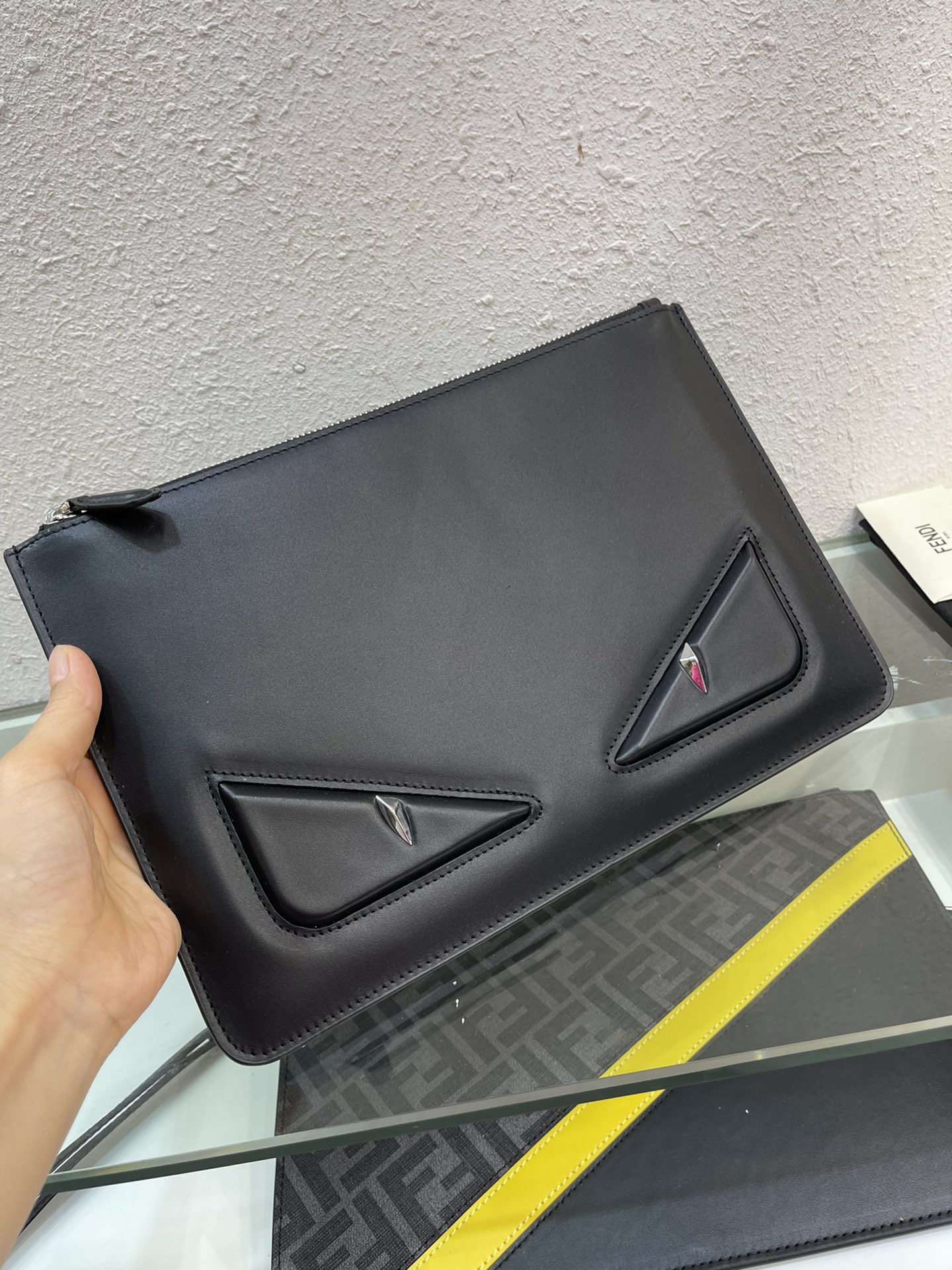 フェンディ バッグバグズ アイ レザー クラッチバッグ ブラック 詳細画像 2