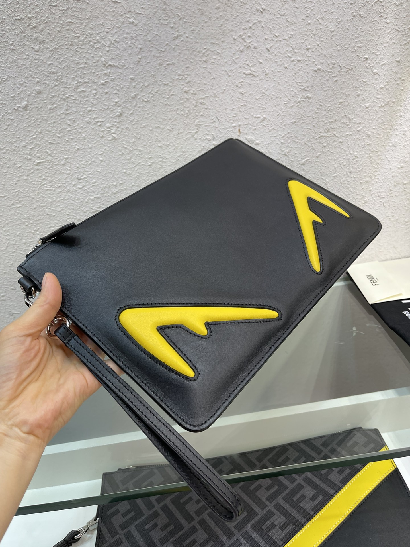 フェンディ メンズ レザー クラッチバッグ ブラック イエロー 詳細画像 2