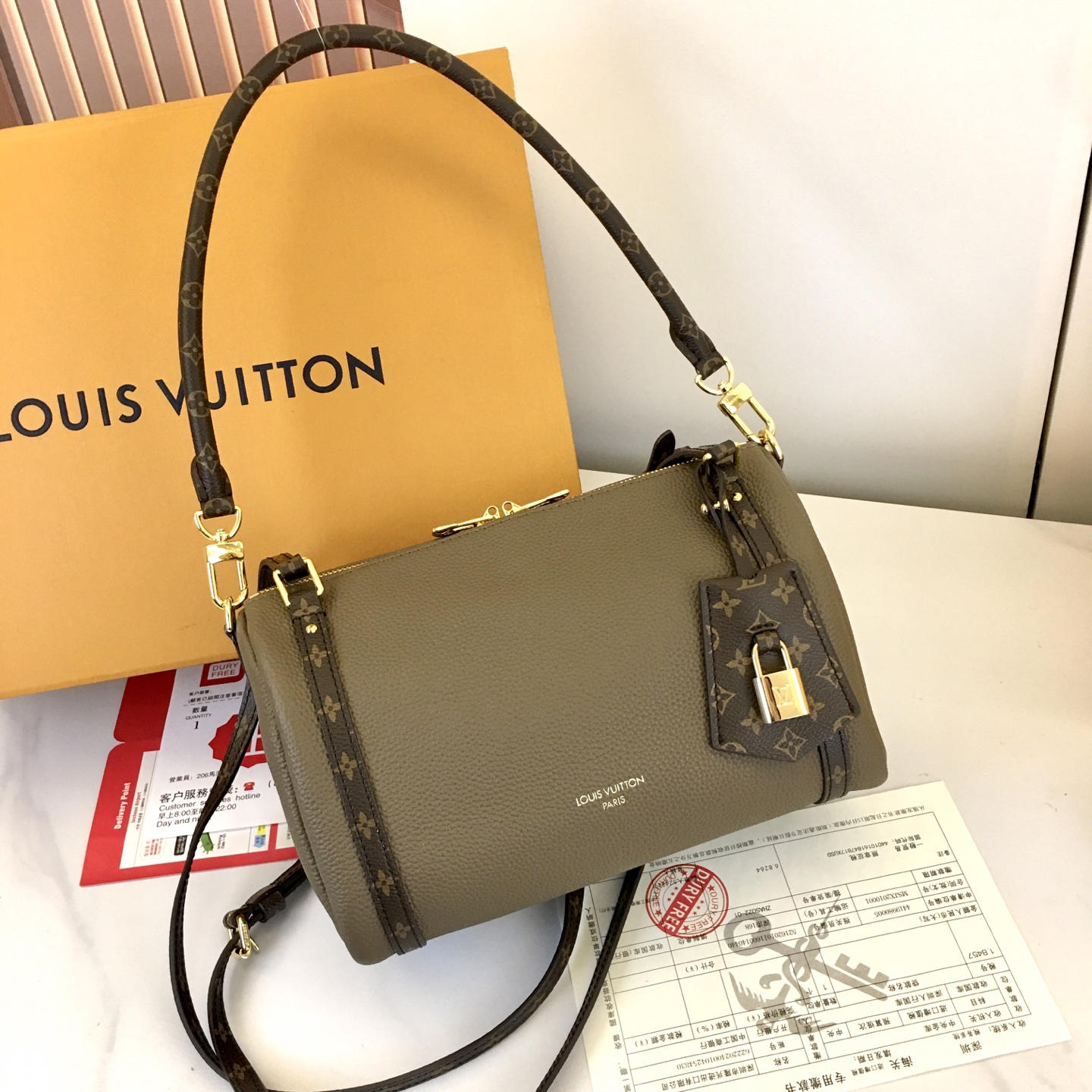 ルイ・ヴィトン エクスプレス スモール ハンドバッグ グレー M26360 詳細画像 1