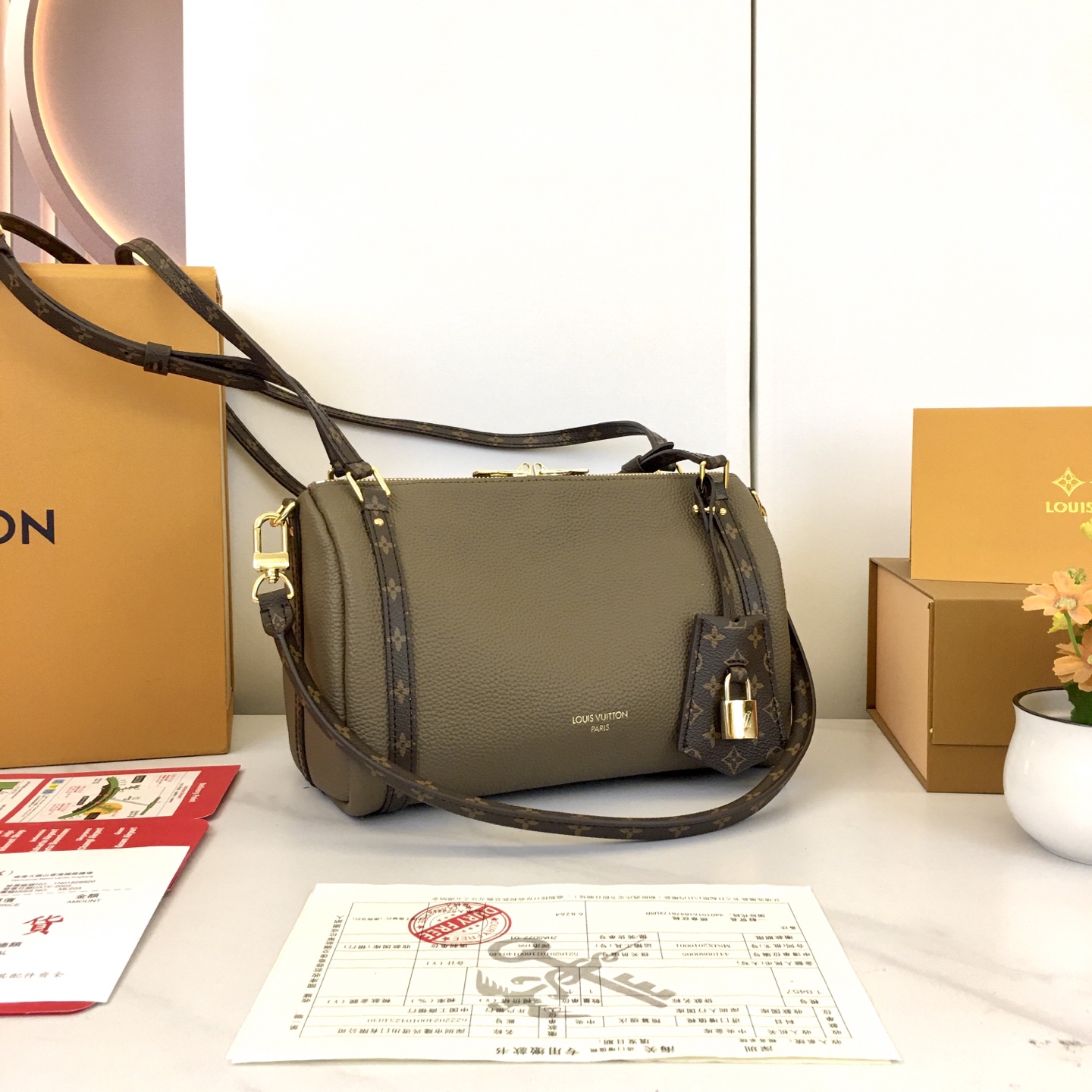 ルイ・ヴィトン エクスプレス スモール ハンドバッグ グレー M26360 詳細画像 2