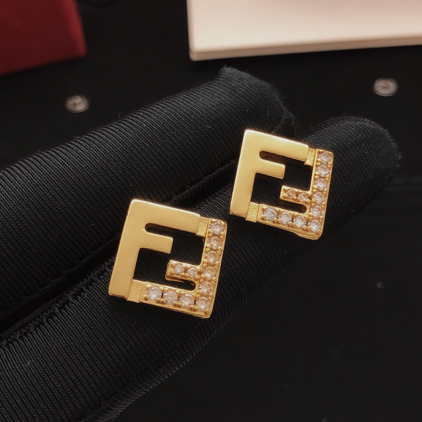 フェンディ スクエア ピアス 詳細画像 2