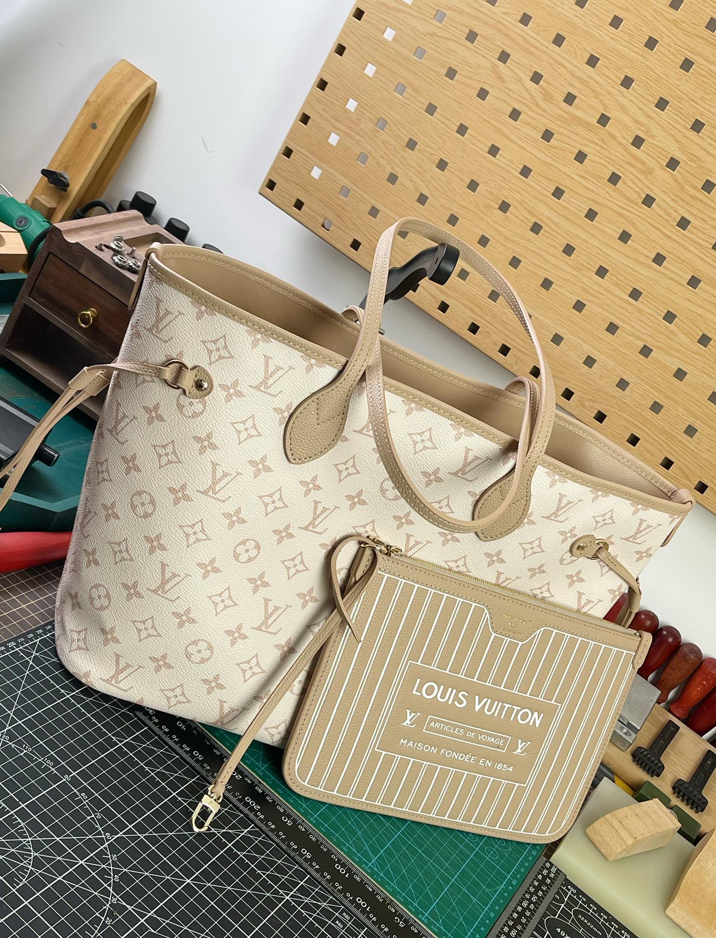 ルイ・ヴィトン Neverfull Inside Out MM モノグラム トートバッグ セット ホワイト 詳細画像 1
