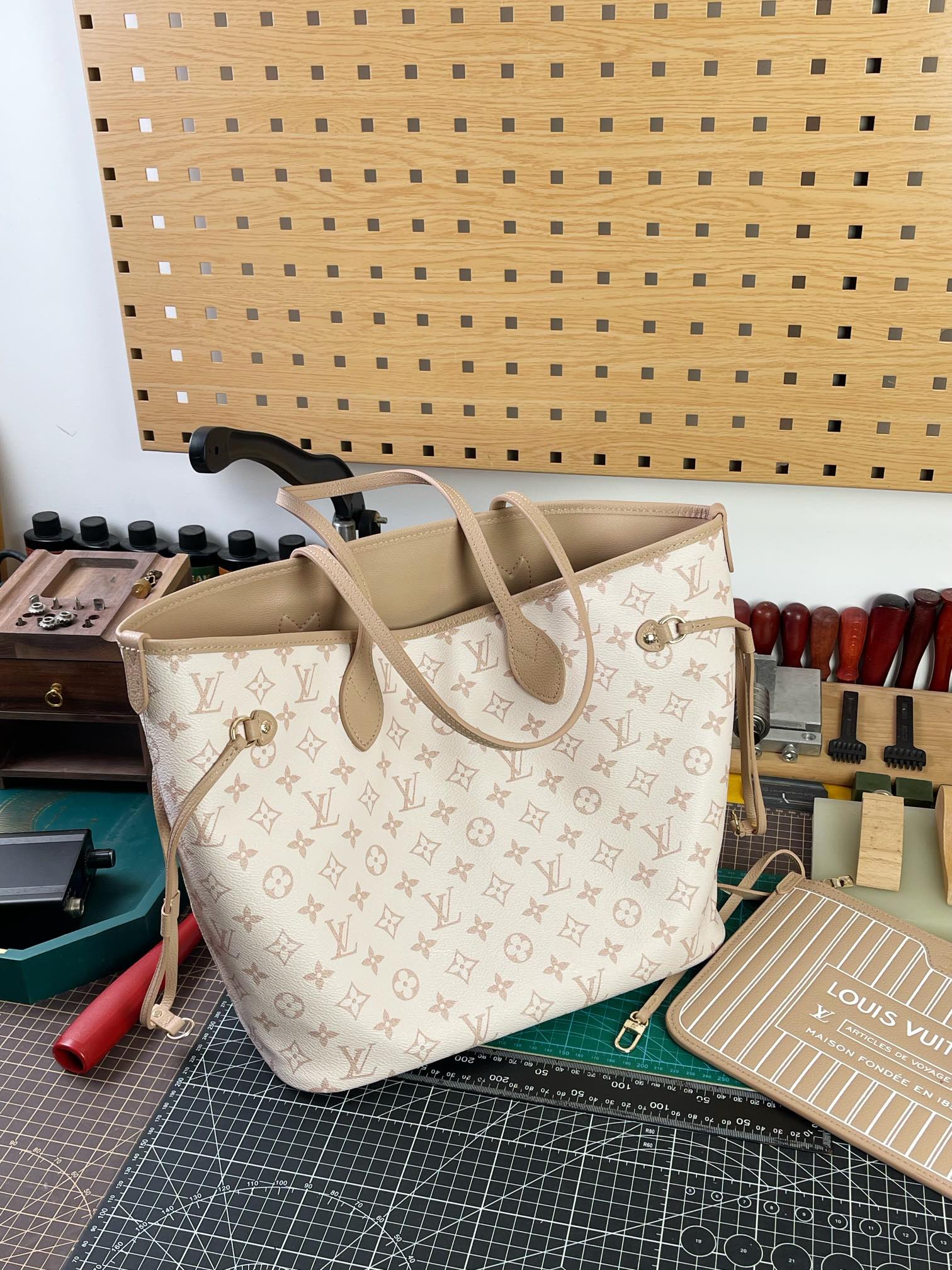 ルイ・ヴィトン Neverfull Inside Out MM モノグラム トートバッグ セット ホワイト 詳細画像 2