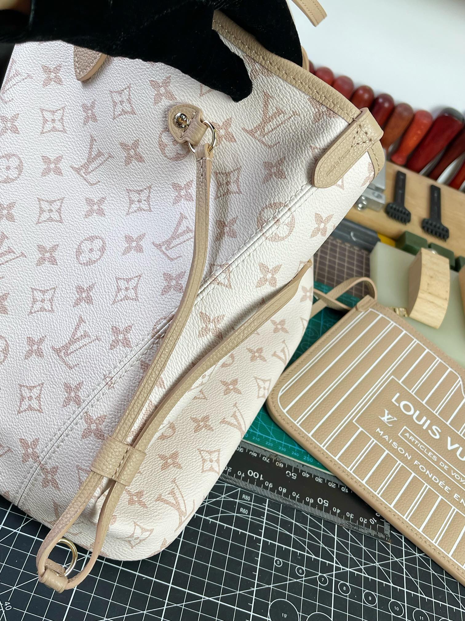 ルイ・ヴィトン Neverfull Inside Out MM モノグラム トートバッグ セット ホワイト 詳細画像 3