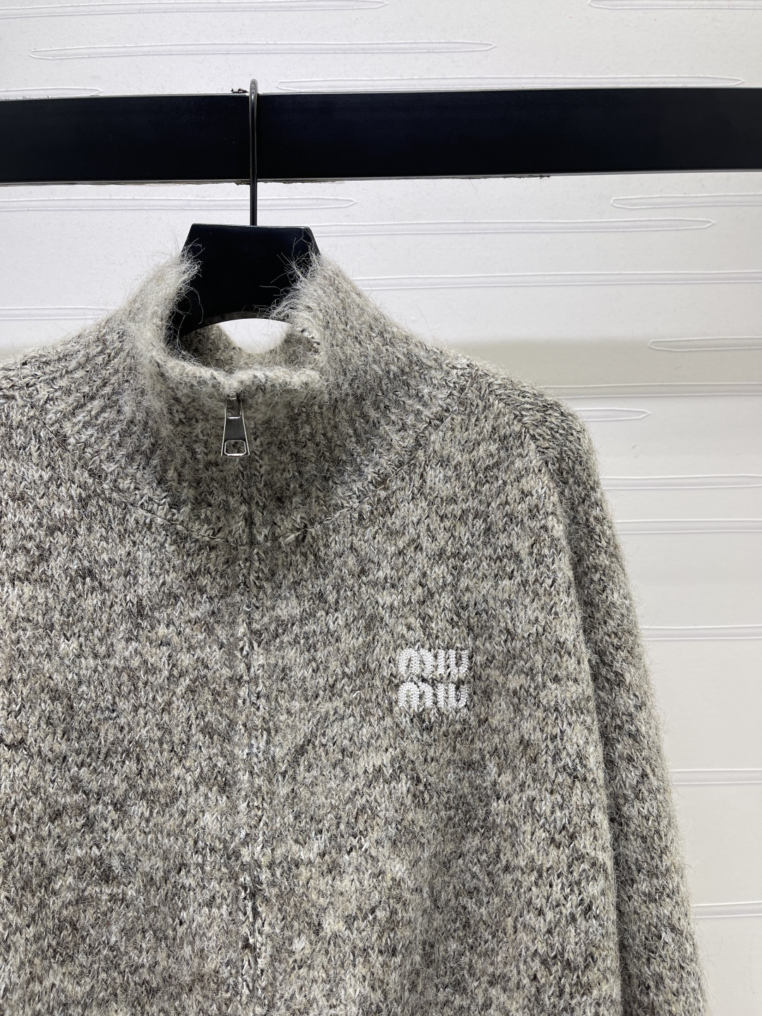ミュウミュウ 刺繍ロゴ ニット スタンドカラー 長袖カーディガン グレー 詳細画像 2
