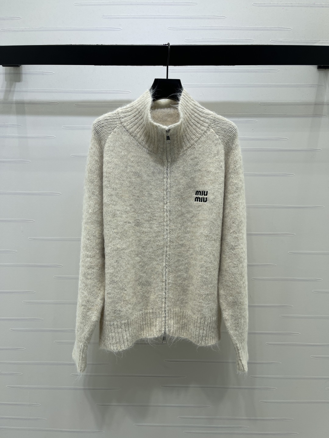 ミュウミュウ 刺繍ロゴ ニット スタンドカラー ジップカーディガン ライトベージュ 詳細画像 2